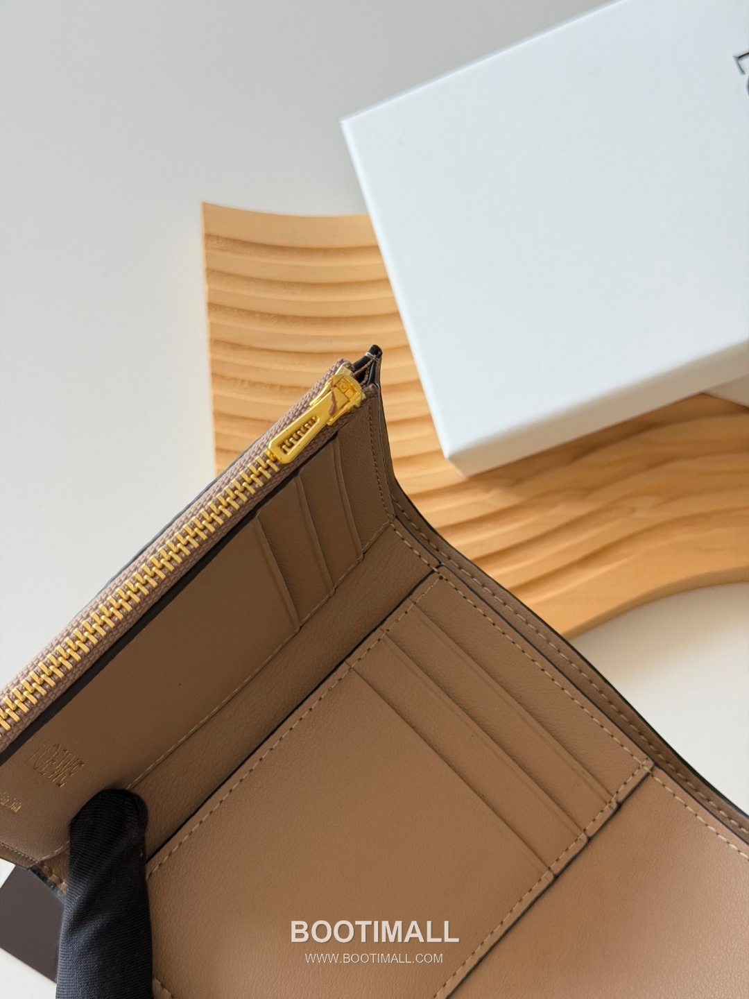 Loewe Tri-Fold Embossed Calfskin Wallet with Zip Coin Pocket Detail 로에베 엠보스드 카프스킨 지퍼 코인포켓 삼단 지갑 L1135 12cm 8