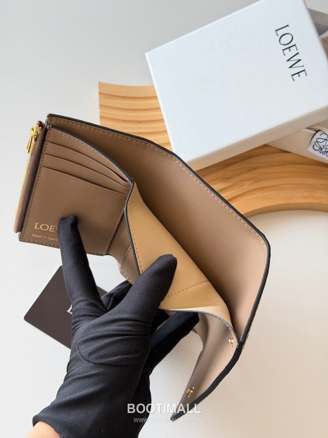 Loewe Tri-Fold Embossed Calfskin Wallet with Zip Coin Pocket Detail 로에베 엠보스드 카프스킨 지퍼 코인포켓 삼단 지갑 L1135 12cm 9