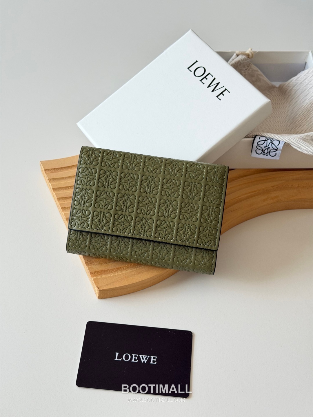 Loewe Tri-Fold Embossed Calfskin Wallet with Zip Coin Pocket Detail 로에베 엠보스드 카프스킨 지퍼 코인포켓 삼단 지갑 L1135 12cm 1