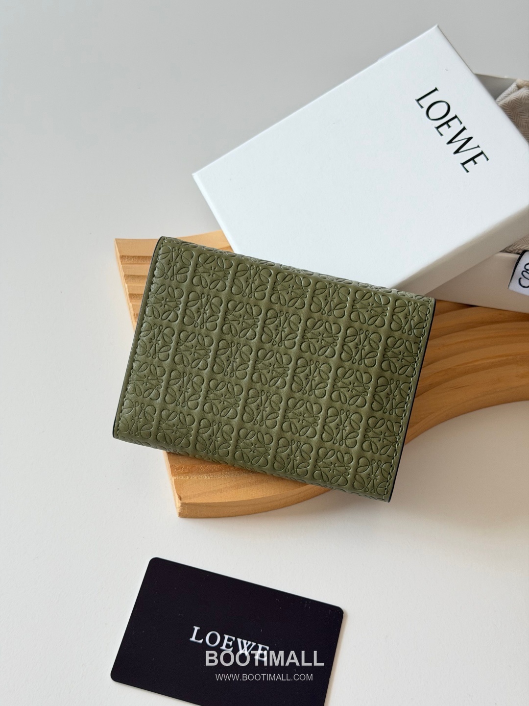 Loewe Tri-Fold Embossed Calfskin Wallet with Zip Coin Pocket Detail 로에베 엠보스드 카프스킨 지퍼 코인포켓 삼단 지갑 L1135 12cm 2