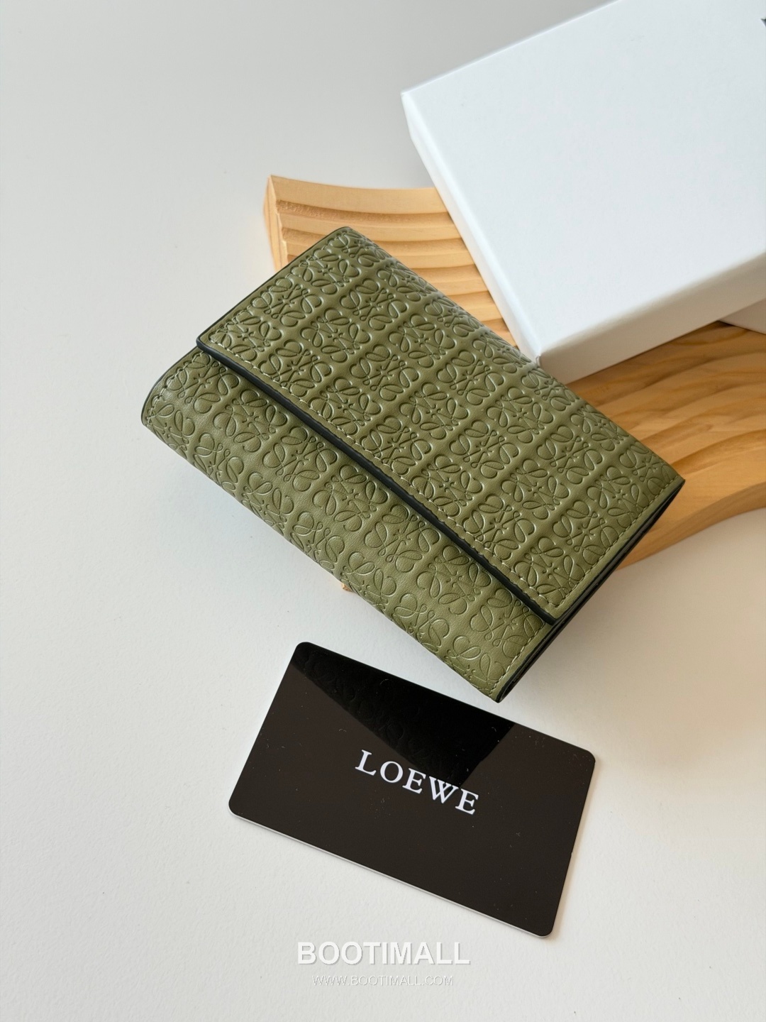Loewe Tri-Fold Embossed Calfskin Wallet with Zip Coin Pocket Detail 로에베 엠보스드 카프스킨 지퍼 코인포켓 삼단 지갑 L1135 12cm 3