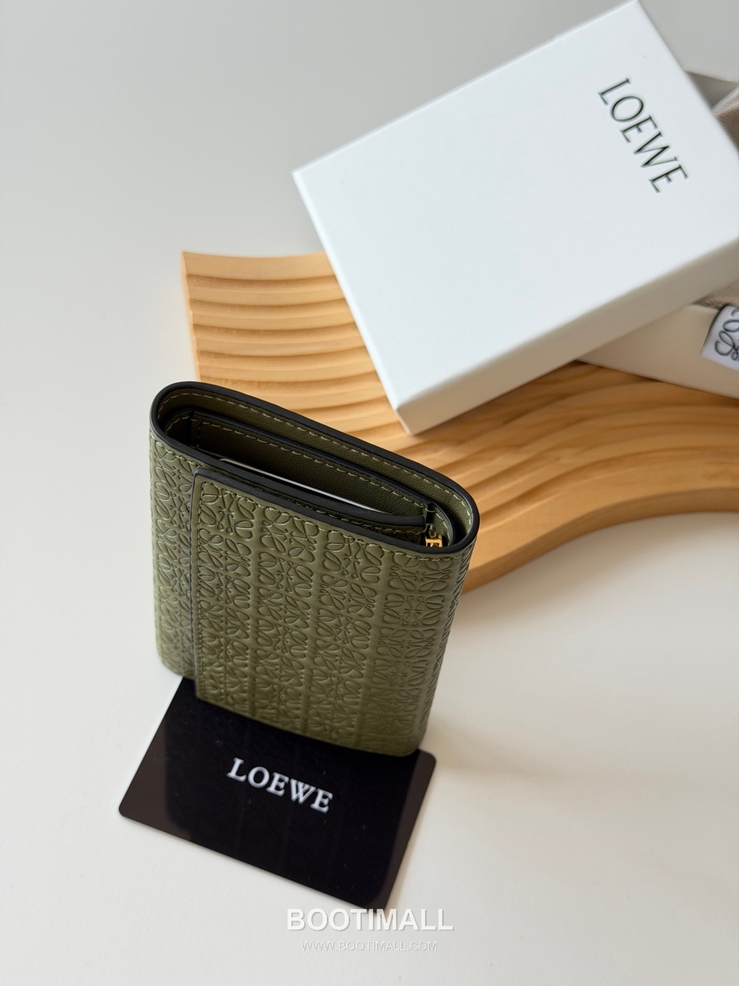 Loewe Tri-Fold Embossed Calfskin Wallet with Zip Coin Pocket Detail 로에베 엠보스드 카프스킨 지퍼 코인포켓 삼단 지갑 L1135 12cm 4