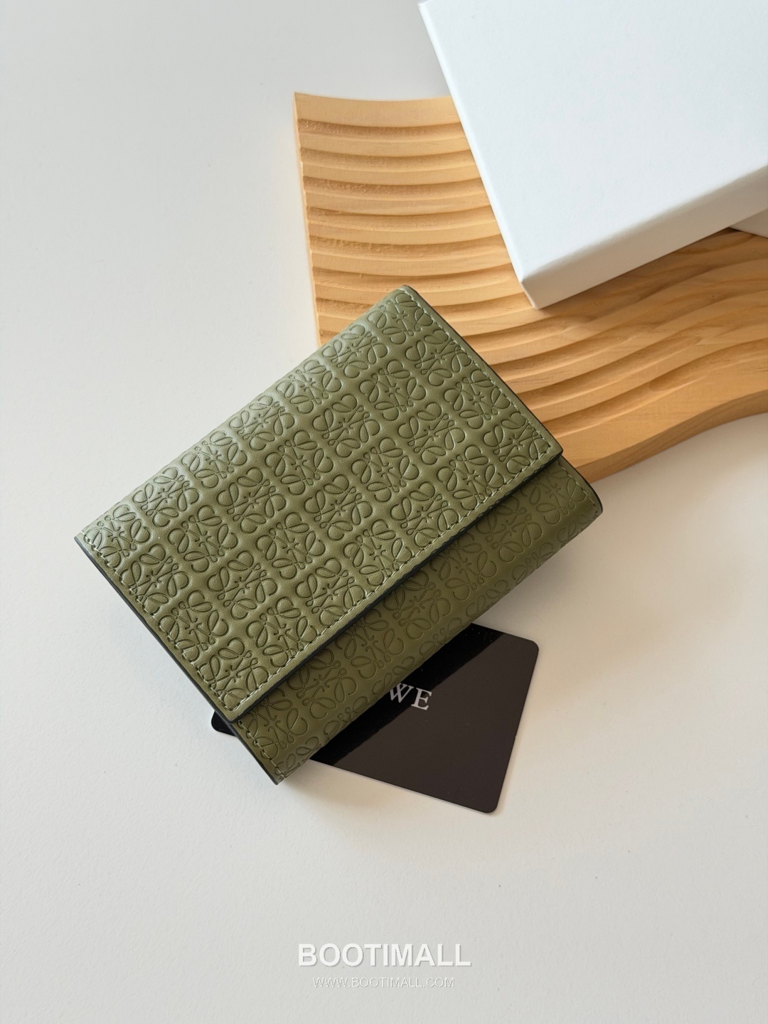 Loewe Tri-Fold Embossed Calfskin Wallet with Zip Coin Pocket Detail 로에베 엠보스드 카프스킨 지퍼 코인포켓 삼단 지갑 L1135 12cm 5