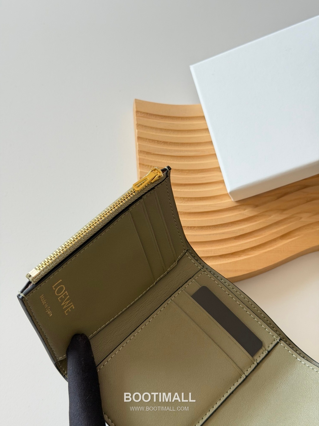 Loewe Tri-Fold Embossed Calfskin Wallet with Zip Coin Pocket Detail 로에베 엠보스드 카프스킨 지퍼 코인포켓 삼단 지갑 L1135 12cm 8