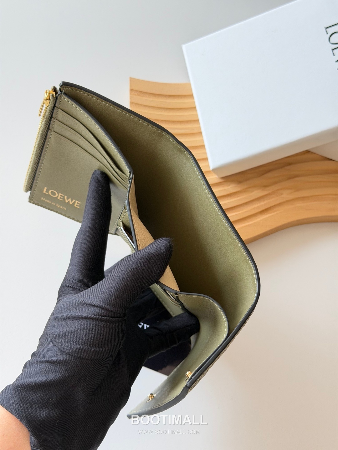 Loewe Tri-Fold Embossed Calfskin Wallet with Zip Coin Pocket Detail 로에베 엠보스드 카프스킨 지퍼 코인포켓 삼단 지갑 L1135 12cm 9