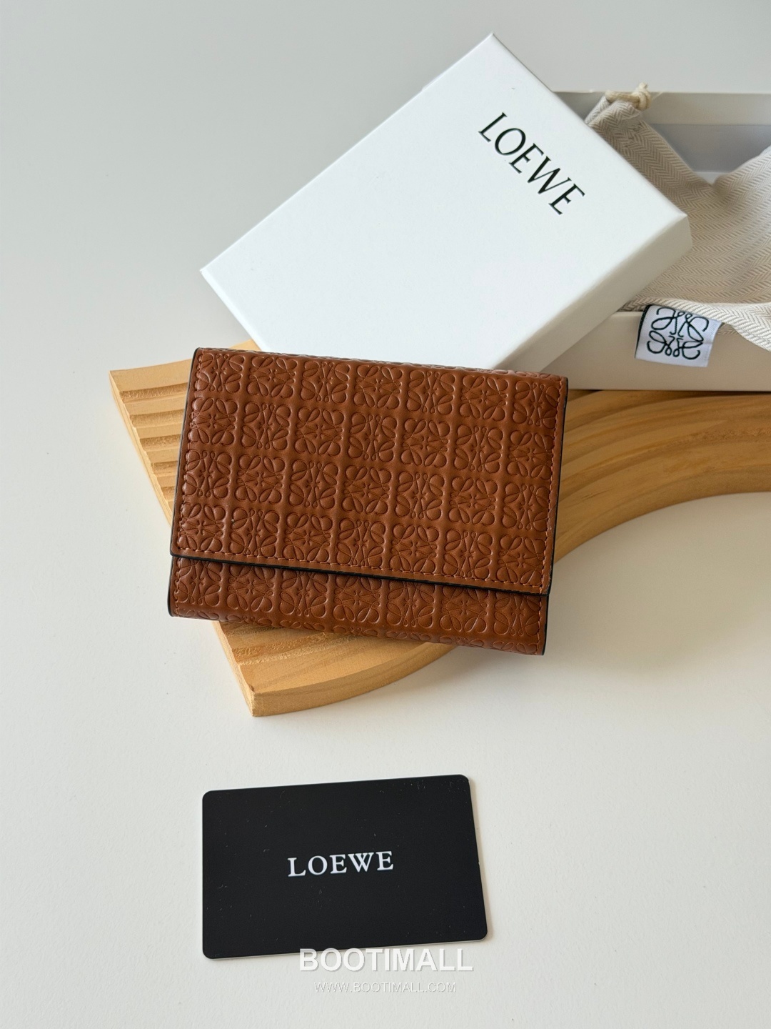 Loewe Tri-Fold Embossed Calfskin Wallet with Zip Coin Pocket Detail 로에베 엠보스드 카프스킨 지퍼 코인포켓 삼단 지갑 L1135 12cm 1