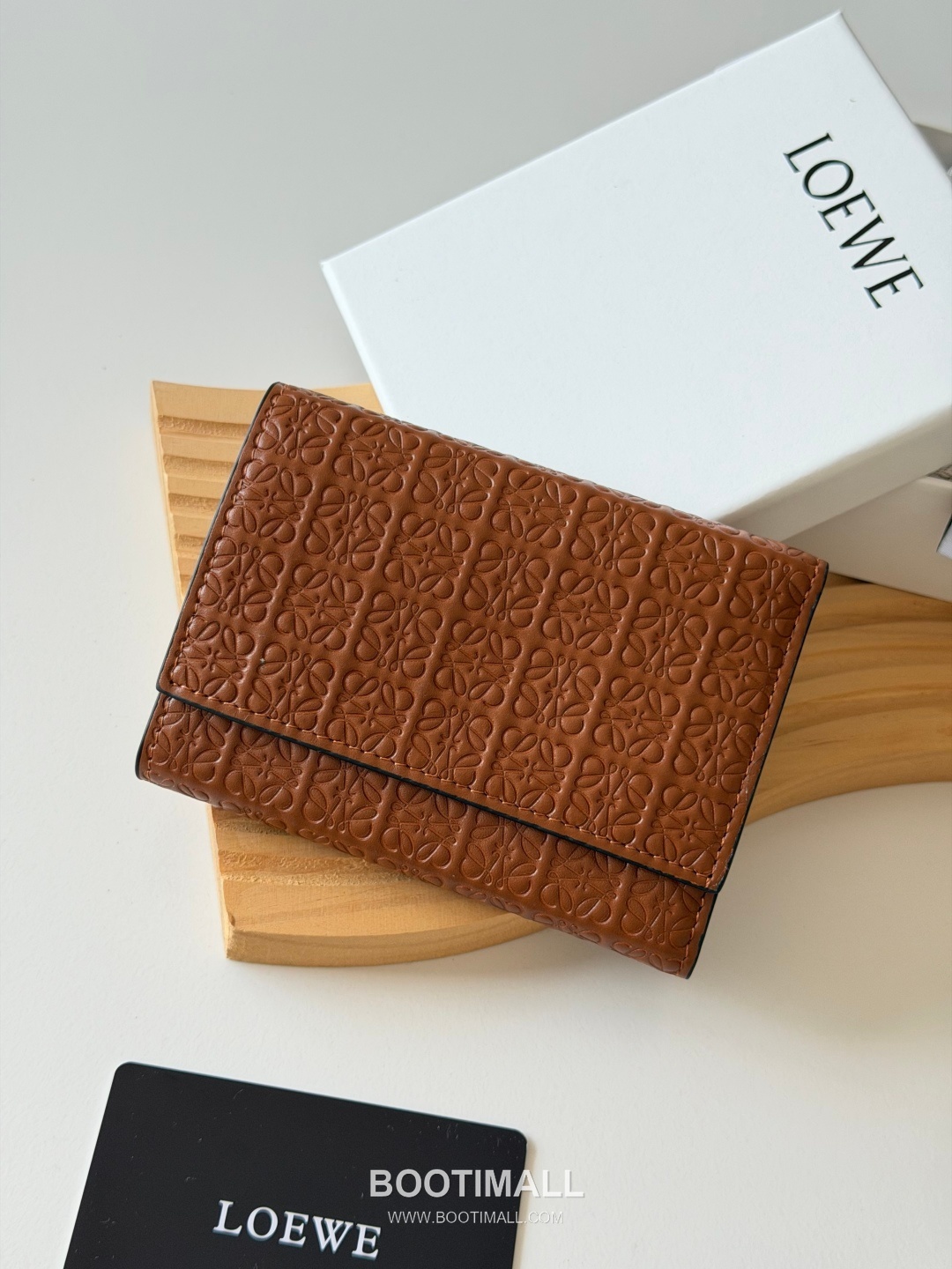 Loewe Tri-Fold Embossed Calfskin Wallet with Zip Coin Pocket Detail 로에베 엠보스드 카프스킨 지퍼 코인포켓 삼단 지갑 L1135 12cm 2