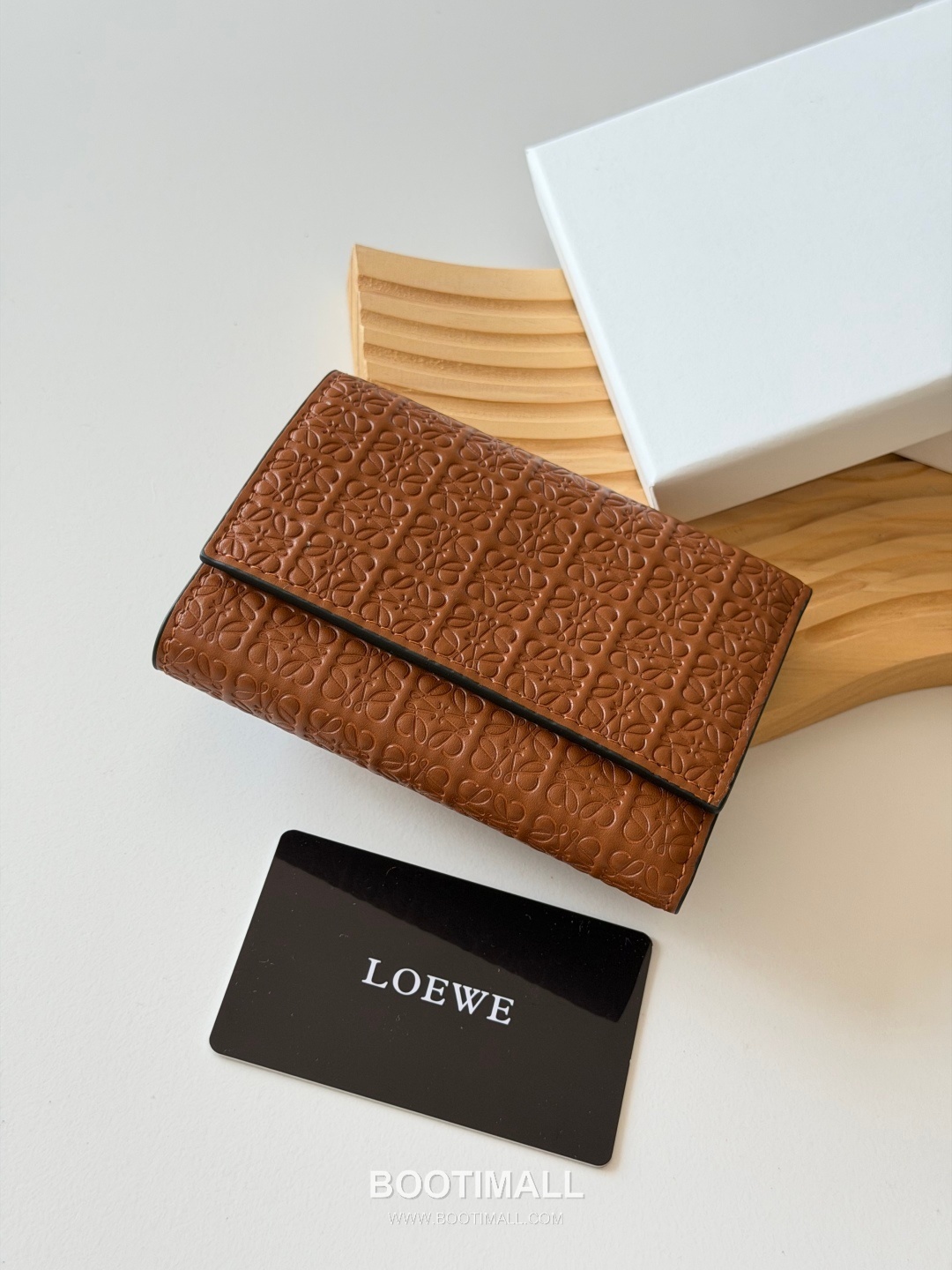 Loewe Tri-Fold Embossed Calfskin Wallet with Zip Coin Pocket Detail 로에베 엠보스드 카프스킨 지퍼 코인포켓 삼단 지갑 L1135 12cm 4