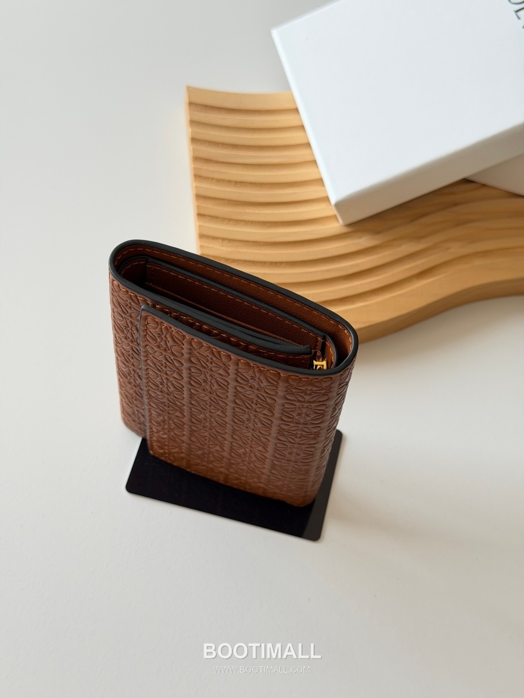 Loewe Tri-Fold Embossed Calfskin Wallet with Zip Coin Pocket Detail 로에베 엠보스드 카프스킨 지퍼 코인포켓 삼단 지갑 L1135 12cm 5