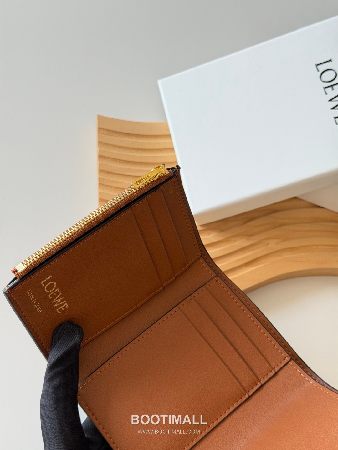 Loewe Tri-Fold Embossed Calfskin Wallet with Zip Coin Pocket Detail 로에베 엠보스드 카프스킨 지퍼 코인포켓 삼단 지갑 L1135 12cm 9