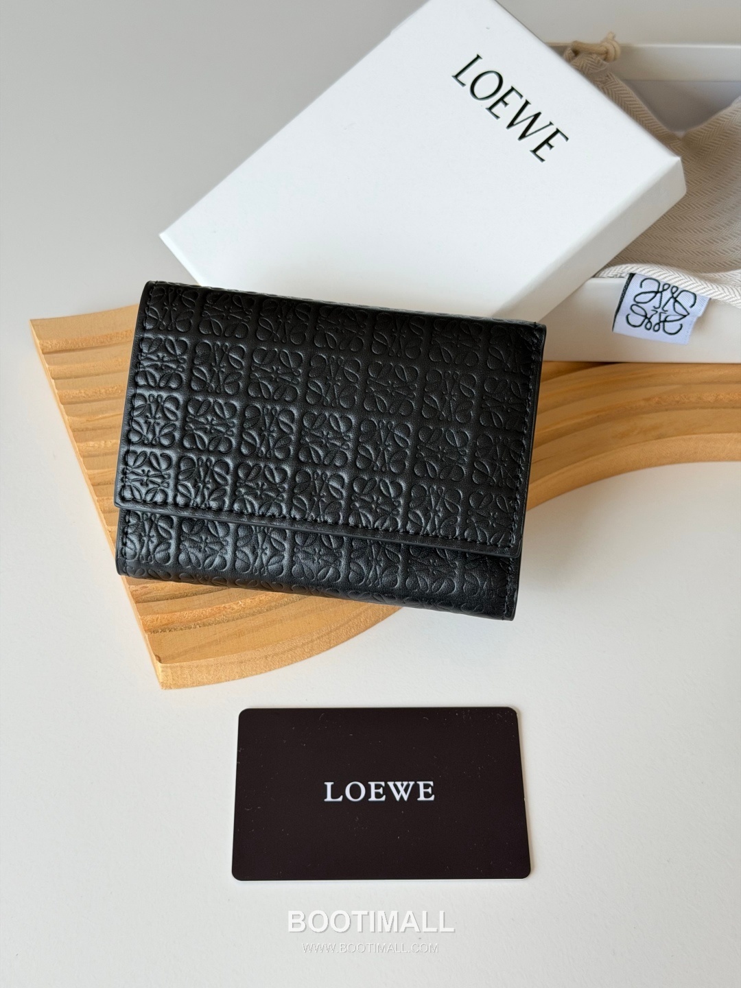 Loewe Tri-Fold Embossed Calfskin Wallet with Zip Coin Pocket Detail 로에베 엠보스드 카프스킨 지퍼 코인포켓 삼단 지갑 L1135 12cm 1