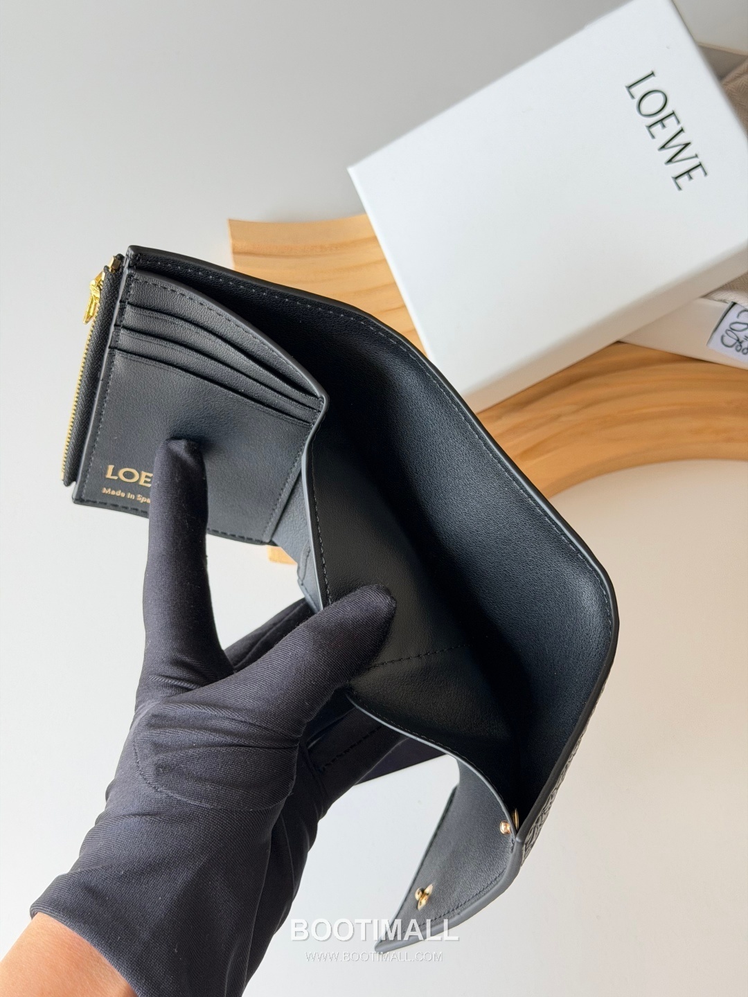 Loewe Tri-Fold Embossed Calfskin Wallet with Zip Coin Pocket Detail 로에베 엠보스드 카프스킨 지퍼 코인포켓 삼단 지갑 L1135 12cm 9