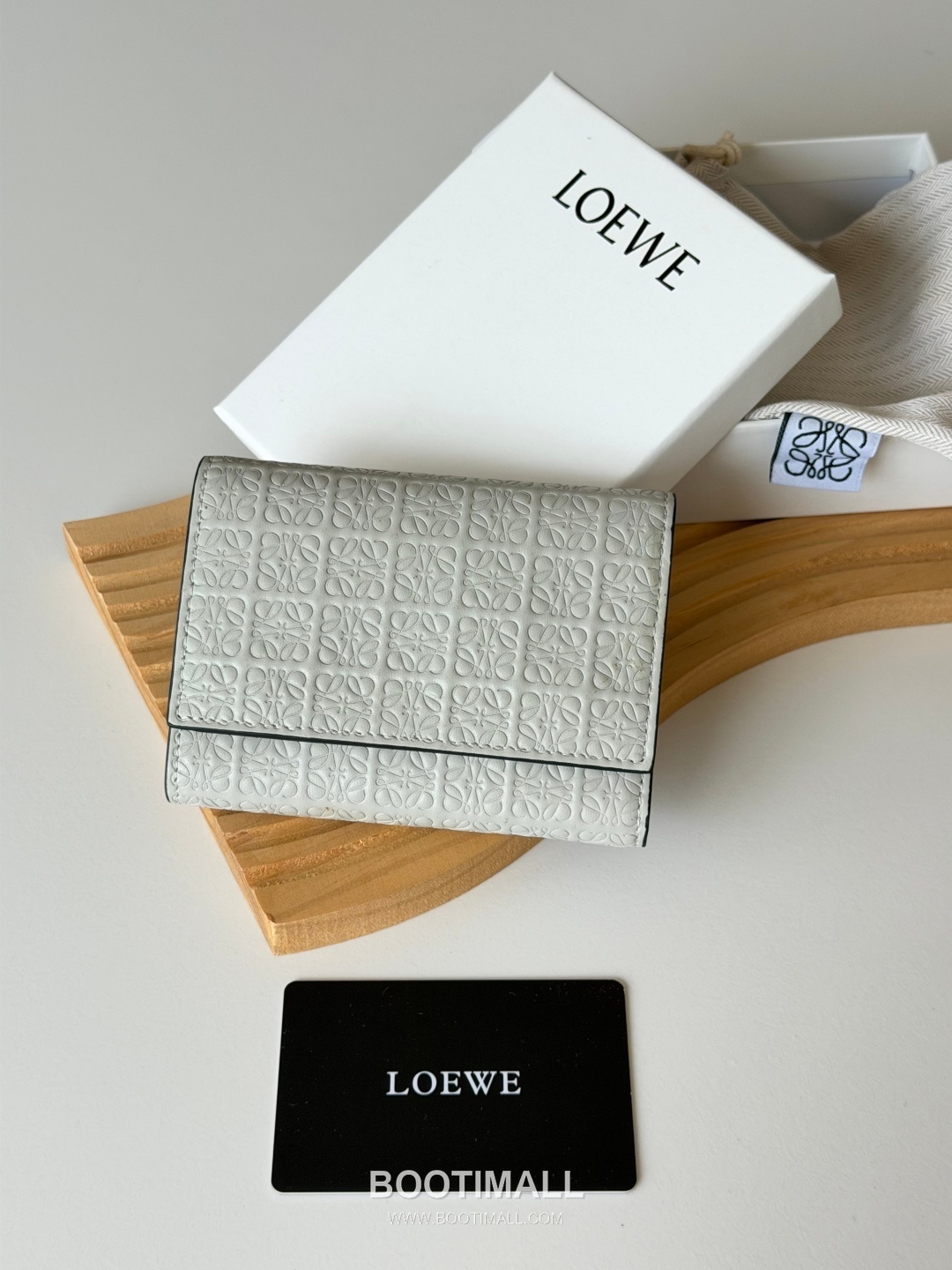 Loewe Tri-Fold Embossed Calfskin Wallet with Zip Coin Pocket Detail 로에베 엠보스드 카프스킨 지퍼 코인포켓 삼단 지갑 L1135 12cm 1