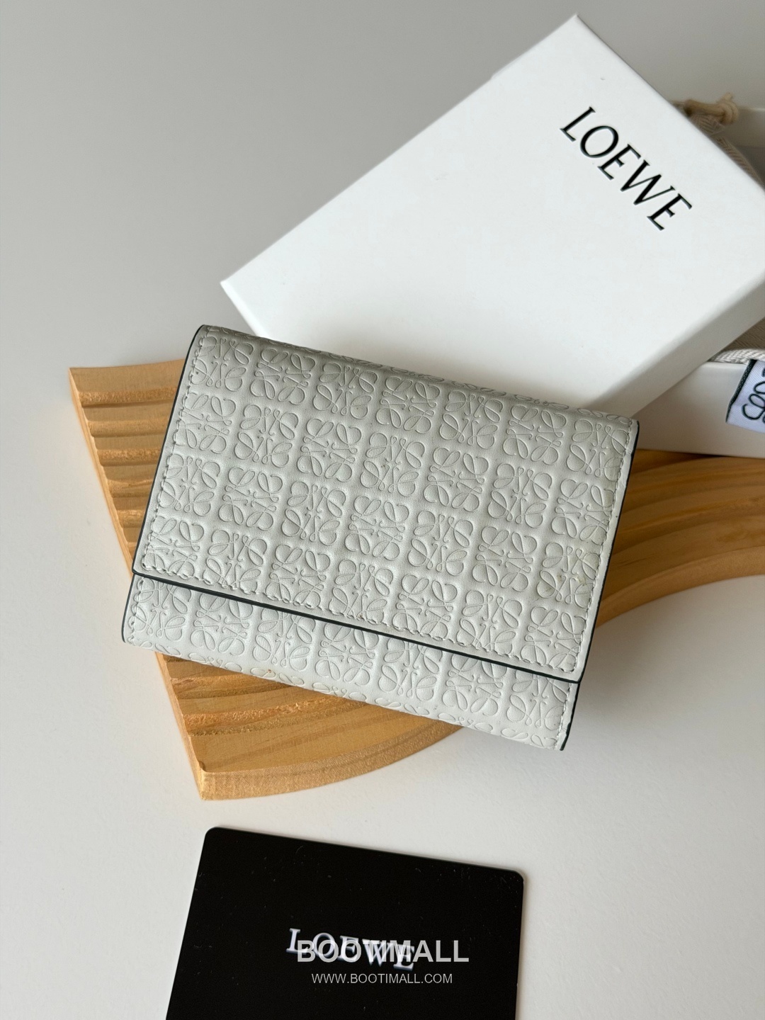 Loewe Tri-Fold Embossed Calfskin Wallet with Zip Coin Pocket Detail 로에베 엠보스드 카프스킨 지퍼 코인포켓 삼단 지갑 L1135 12cm 2