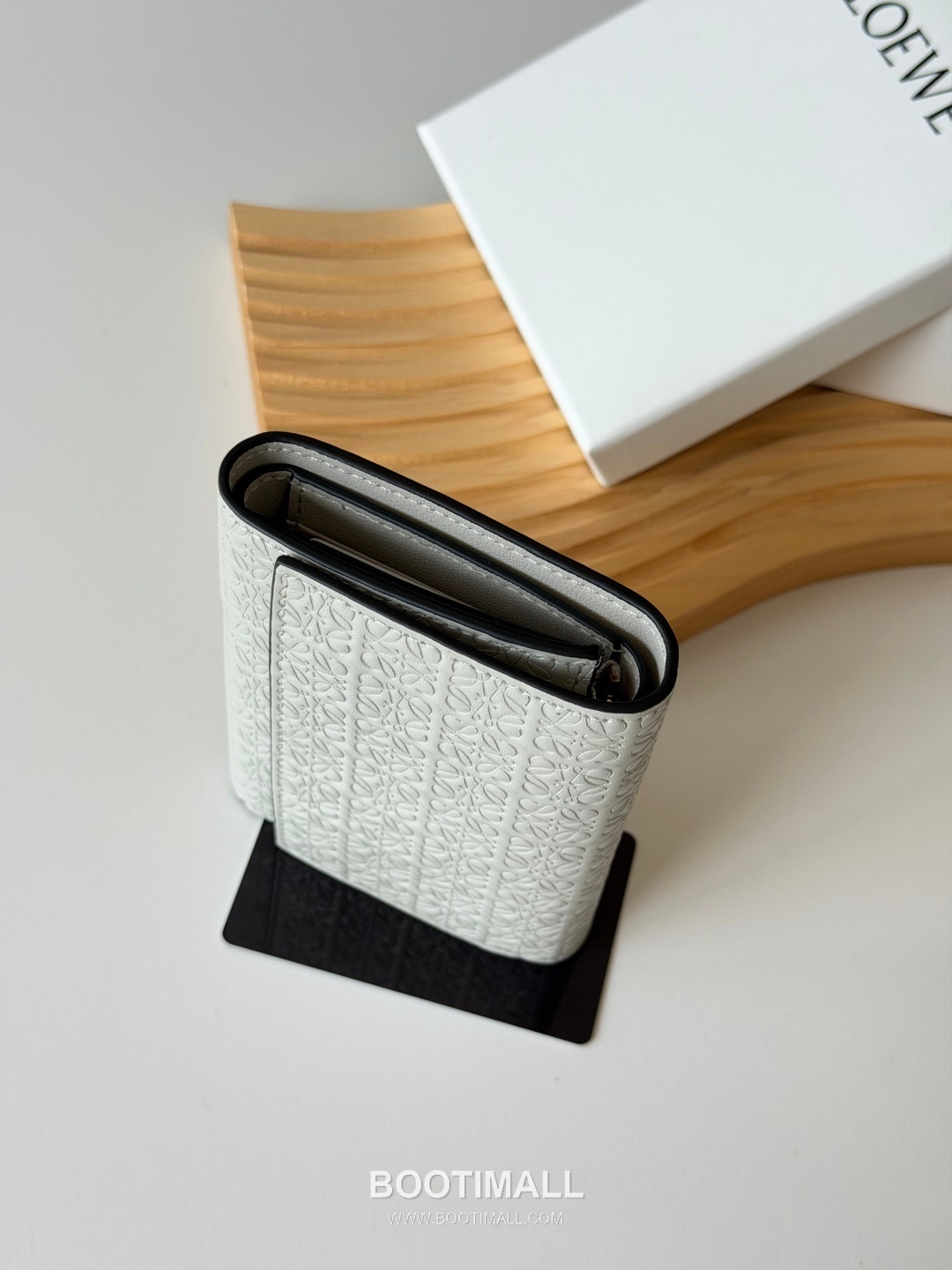 Loewe Tri-Fold Embossed Calfskin Wallet with Zip Coin Pocket Detail 로에베 엠보스드 카프스킨 지퍼 코인포켓 삼단 지갑 L1135 12cm 4