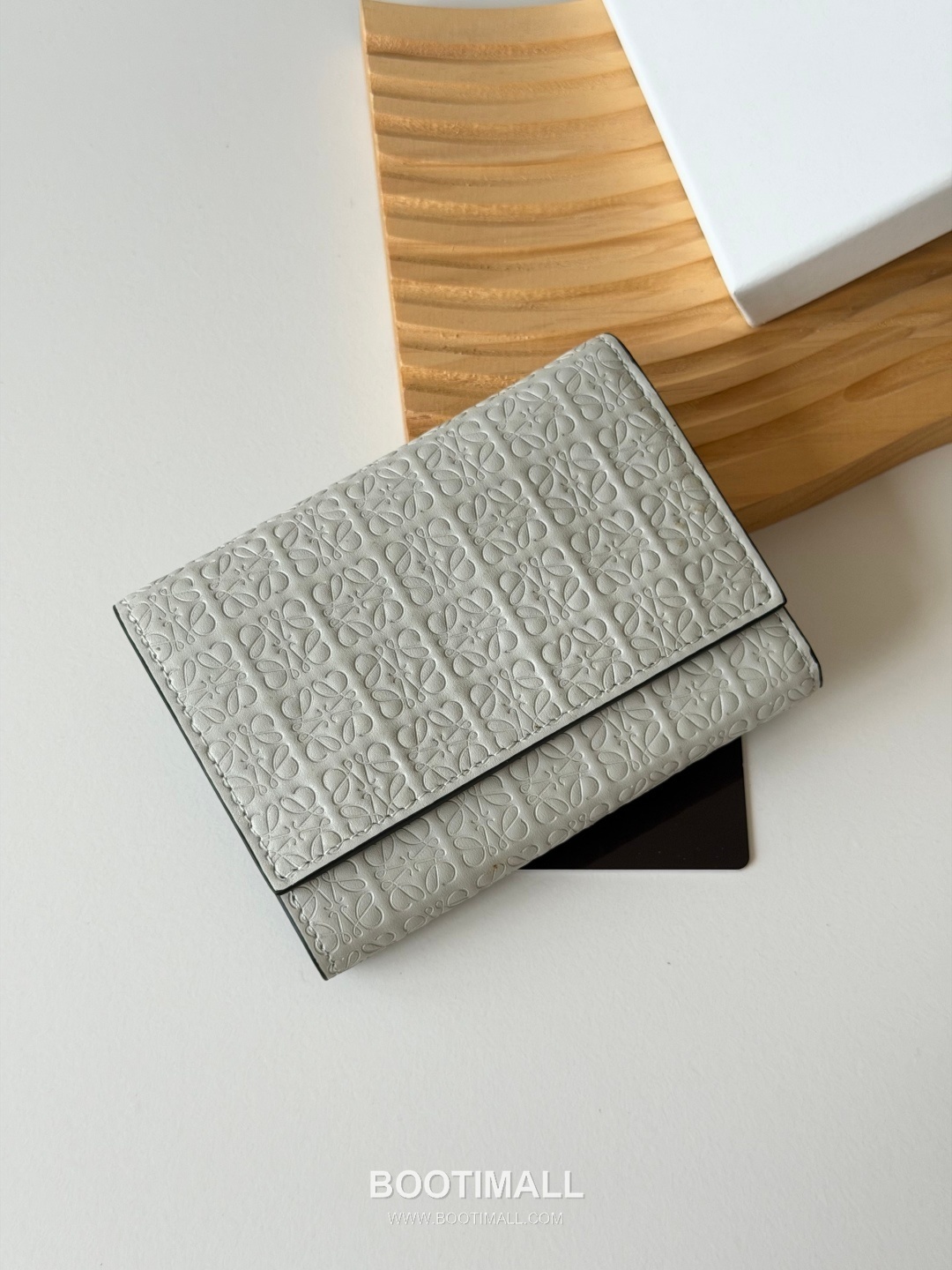Loewe Tri-Fold Embossed Calfskin Wallet with Zip Coin Pocket Detail 로에베 엠보스드 카프스킨 지퍼 코인포켓 삼단 지갑 L1135 12cm 5