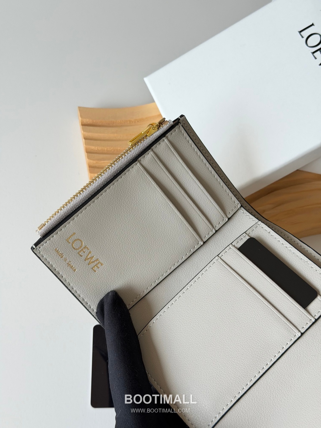 Loewe Tri-Fold Embossed Calfskin Wallet with Zip Coin Pocket Detail 로에베 엠보스드 카프스킨 지퍼 코인포켓 삼단 지갑 L1135 12cm 7