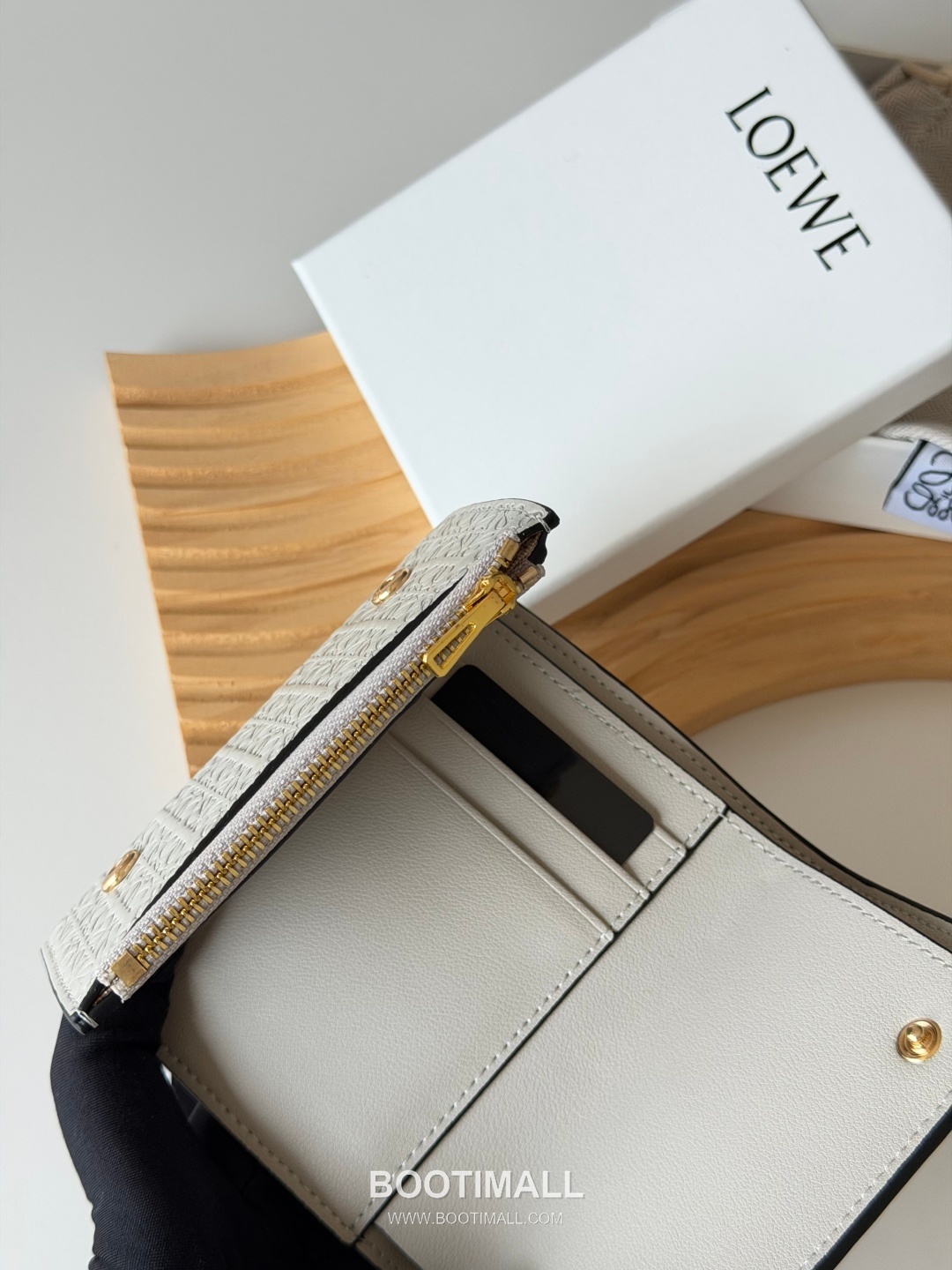 Loewe Tri-Fold Embossed Calfskin Wallet with Zip Coin Pocket Detail 로에베 엠보스드 카프스킨 지퍼 코인포켓 삼단 지갑 L1135 12cm 8