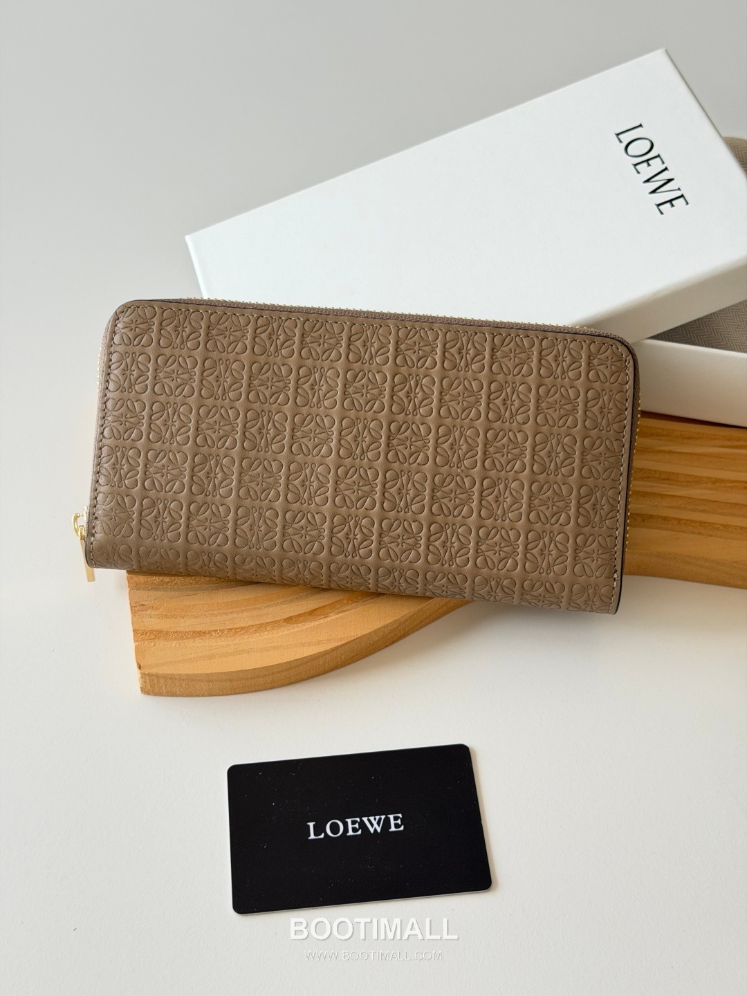 Loewe Zip Long Embossed Calfskin Wallet with Dual Compartment Coin Pocket Detail 로에베 엠보스드 카프스킨 듀얼 컴파트먼트 지퍼 장지갑 L1136 19cm 1