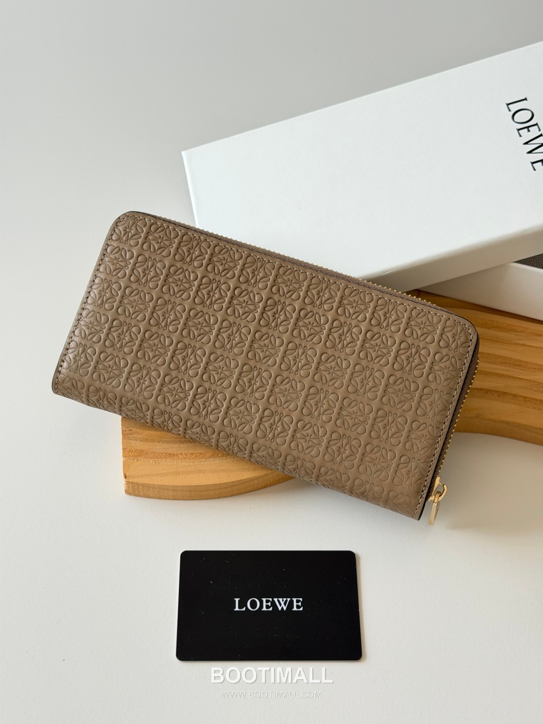 Loewe Zip Long Embossed Calfskin Wallet with Dual Compartment Coin Pocket Detail 로에베 엠보스드 카프스킨 듀얼 컴파트먼트 지퍼 장지갑 L1136 19cm 2