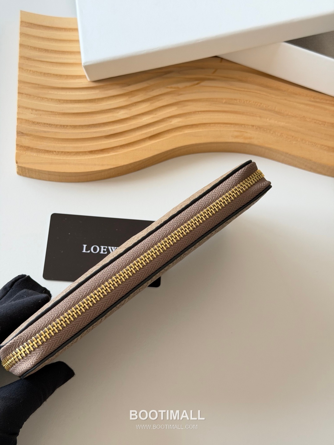 Loewe Zip Long Embossed Calfskin Wallet with Dual Compartment Coin Pocket Detail 로에베 엠보스드 카프스킨 듀얼 컴파트먼트 지퍼 장지갑 L1136 19cm 3