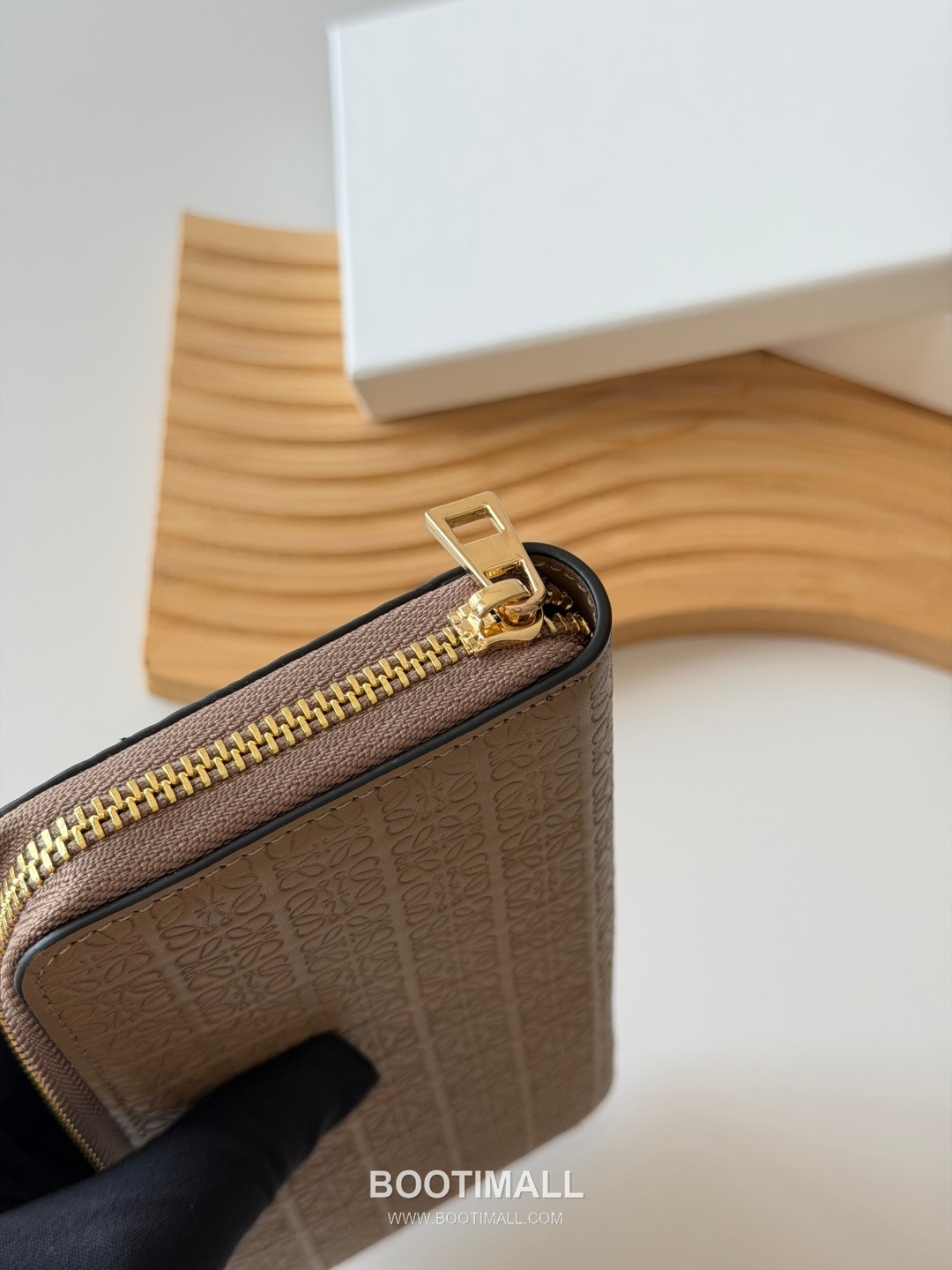 Loewe Zip Long Embossed Calfskin Wallet with Dual Compartment Coin Pocket Detail 로에베 엠보스드 카프스킨 듀얼 컴파트먼트 지퍼 장지갑 L1136 19cm 4