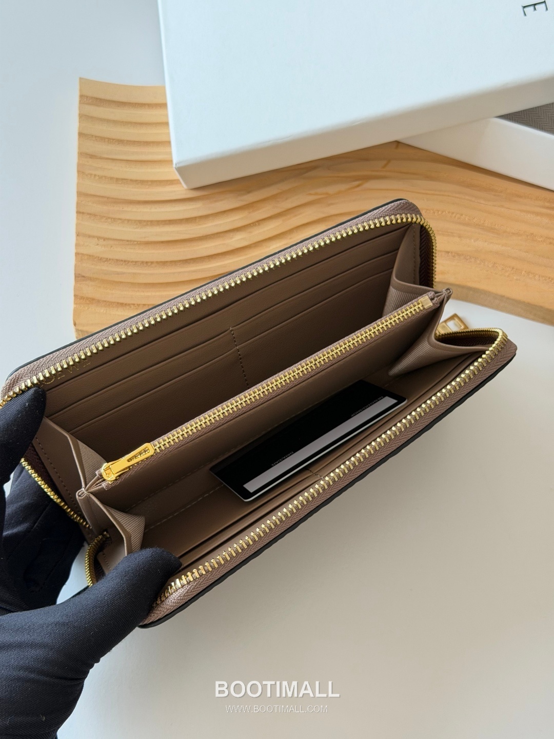 Loewe Zip Long Embossed Calfskin Wallet with Dual Compartment Coin Pocket Detail 로에베 엠보스드 카프스킨 듀얼 컴파트먼트 지퍼 장지갑 L1136 19cm 5