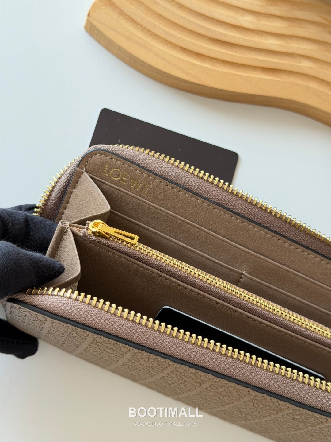 Loewe Zip Long Embossed Calfskin Wallet with Dual Compartment Coin Pocket Detail 로에베 엠보스드 카프스킨 듀얼 컴파트먼트 지퍼 장지갑 L1136 19cm 6