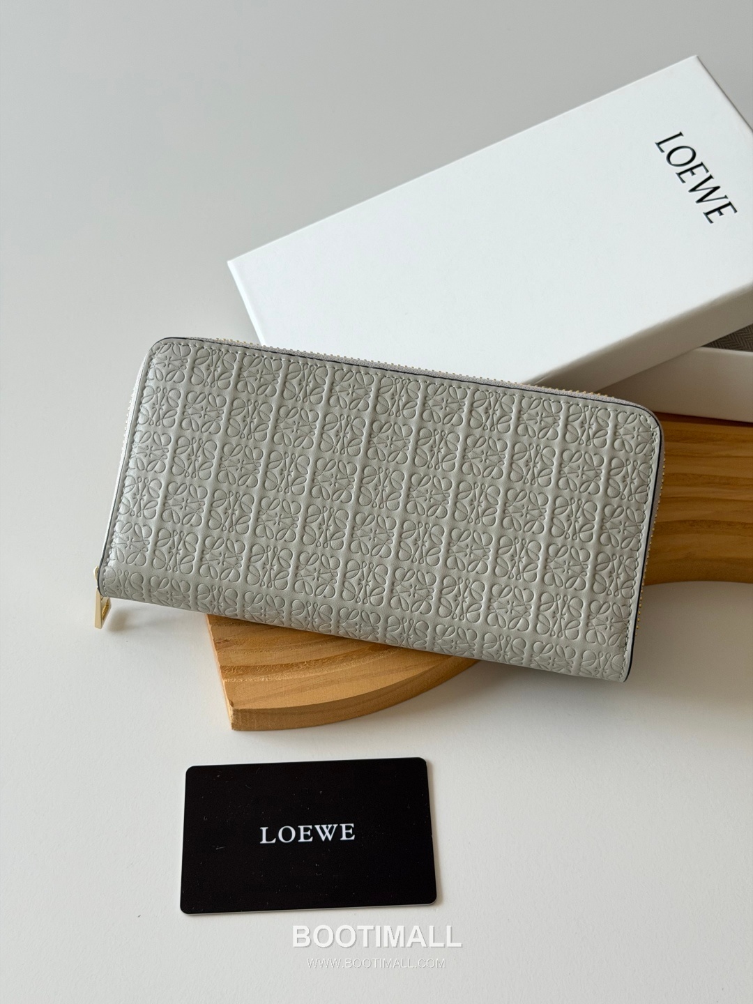 Loewe Zip Long Embossed Calfskin Wallet with Dual Compartment Coin Pocket Detail 로에베 엠보스드 카프스킨 듀얼 컴파트먼트 지퍼 장지갑 L1136 19cm 1
