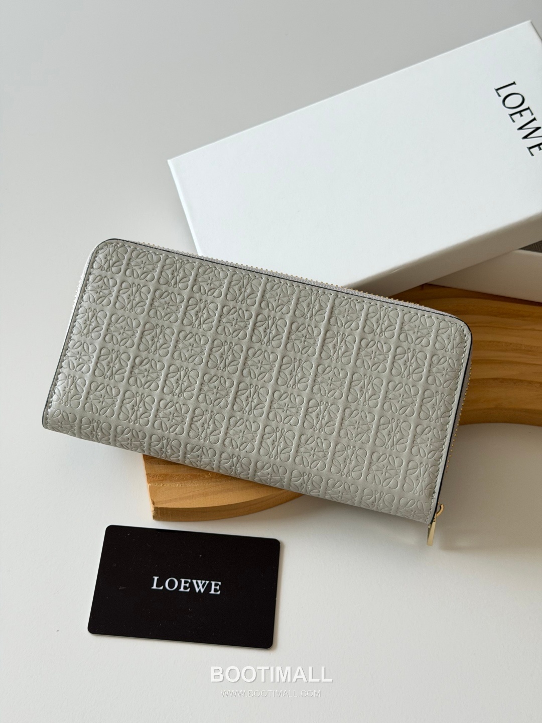 Loewe Zip Long Embossed Calfskin Wallet with Dual Compartment Coin Pocket Detail 로에베 엠보스드 카프스킨 듀얼 컴파트먼트 지퍼 장지갑 L1136 19cm 2