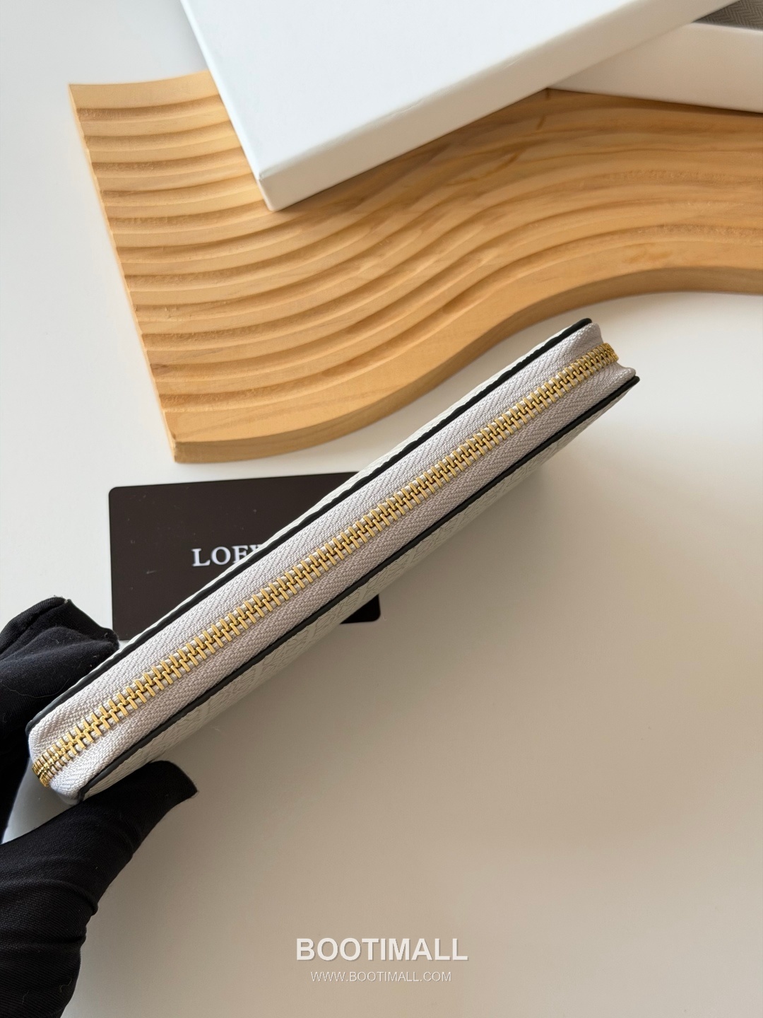 Loewe Zip Long Embossed Calfskin Wallet with Dual Compartment Coin Pocket Detail 로에베 엠보스드 카프스킨 듀얼 컴파트먼트 지퍼 장지갑 L1136 19cm 3