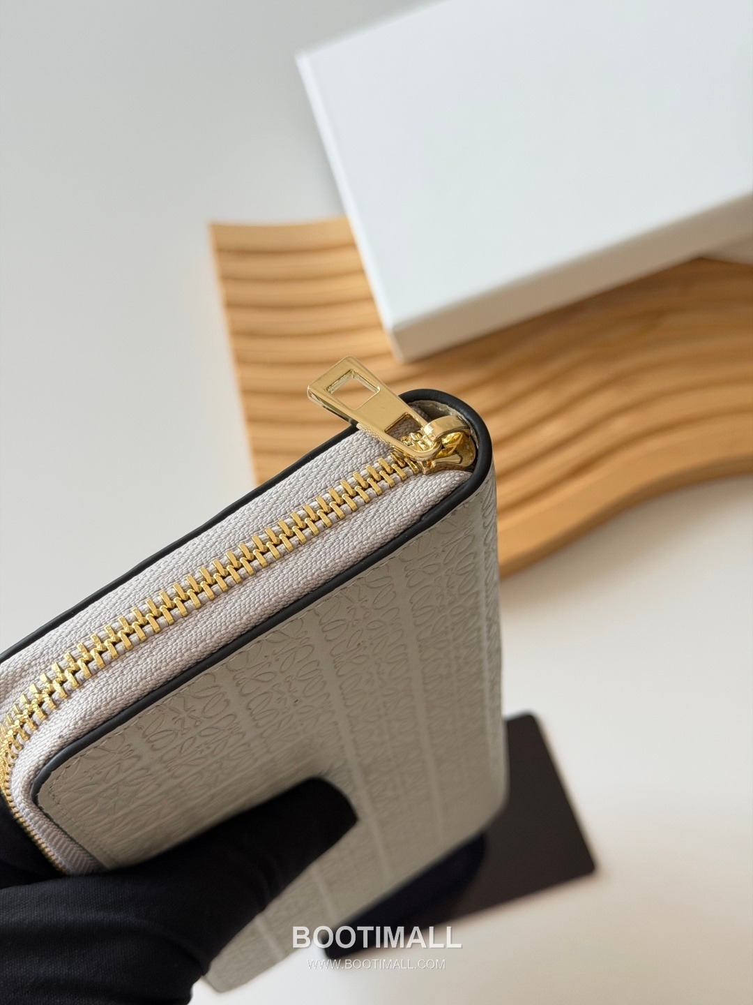 Loewe Zip Long Embossed Calfskin Wallet with Dual Compartment Coin Pocket Detail 로에베 엠보스드 카프스킨 듀얼 컴파트먼트 지퍼 장지갑 L1136 19cm 4