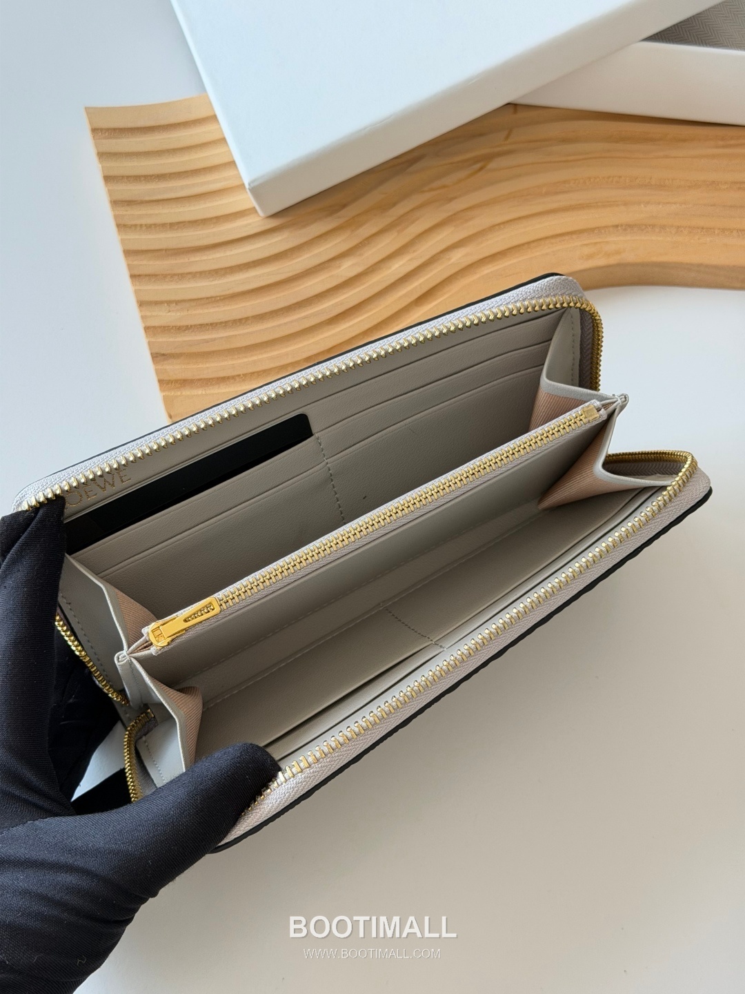 Loewe Zip Long Embossed Calfskin Wallet with Dual Compartment Coin Pocket Detail 로에베 엠보스드 카프스킨 듀얼 컴파트먼트 지퍼 장지갑 L1136 19cm 5