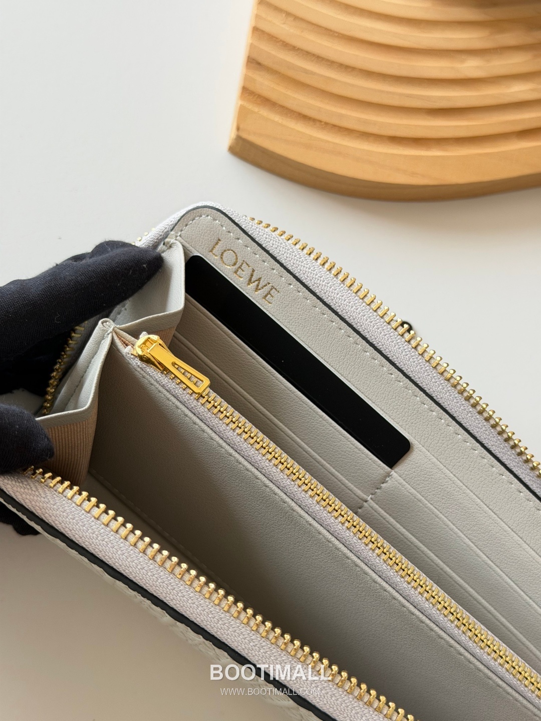 Loewe Zip Long Embossed Calfskin Wallet with Dual Compartment Coin Pocket Detail 로에베 엠보스드 카프스킨 듀얼 컴파트먼트 지퍼 장지갑 L1136 19cm 6