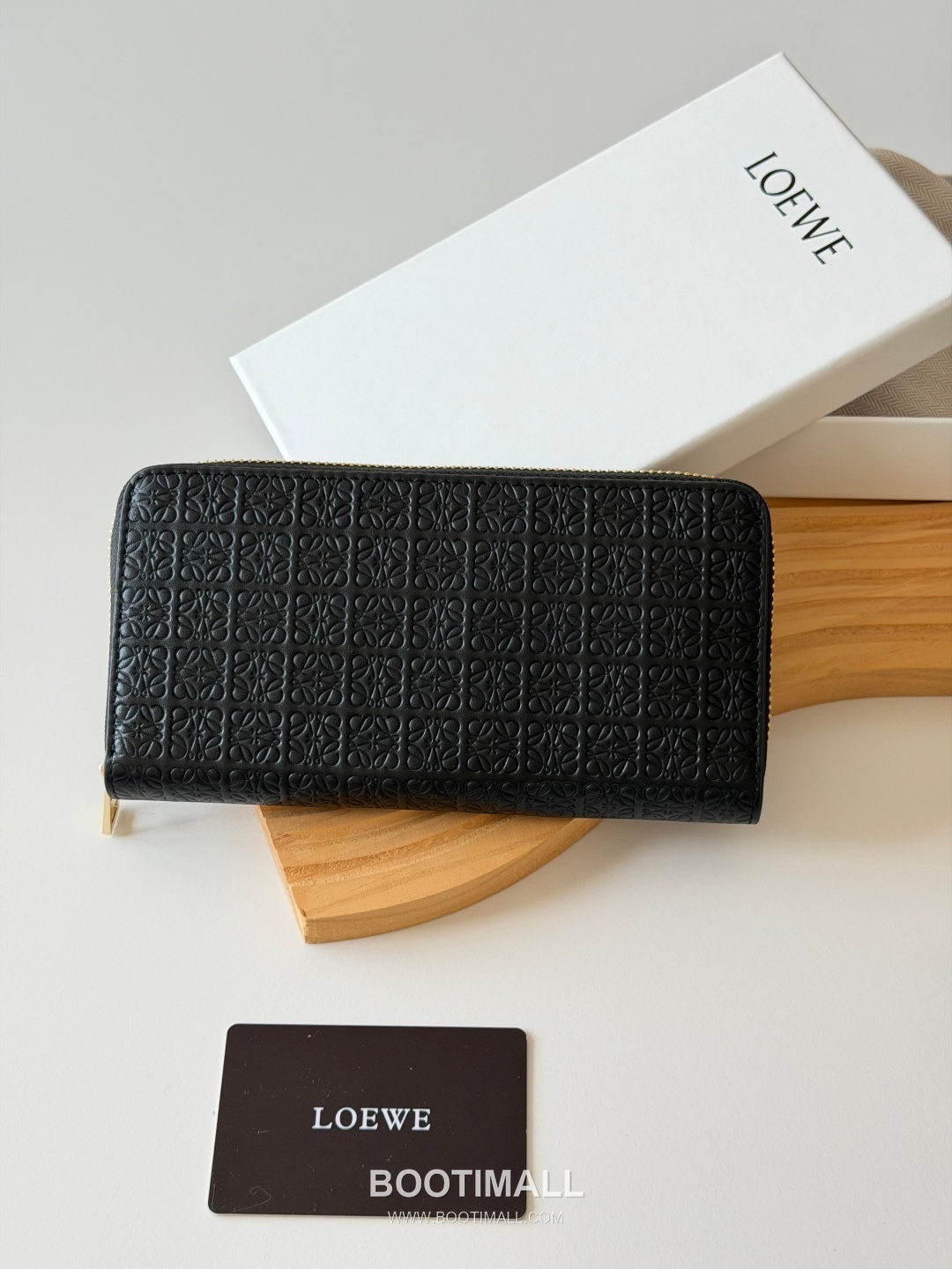 Loewe Zip Long Embossed Calfskin Wallet with Dual Compartment Coin Pocket Detail 로에베 엠보스드 카프스킨 듀얼 컴파트먼트 지퍼 장지갑 L1136 19cm 1