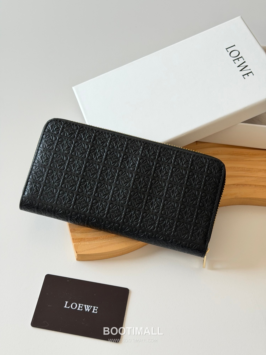 Loewe Zip Long Embossed Calfskin Wallet with Dual Compartment Coin Pocket Detail 로에베 엠보스드 카프스킨 듀얼 컴파트먼트 지퍼 장지갑 L1136 19cm 2