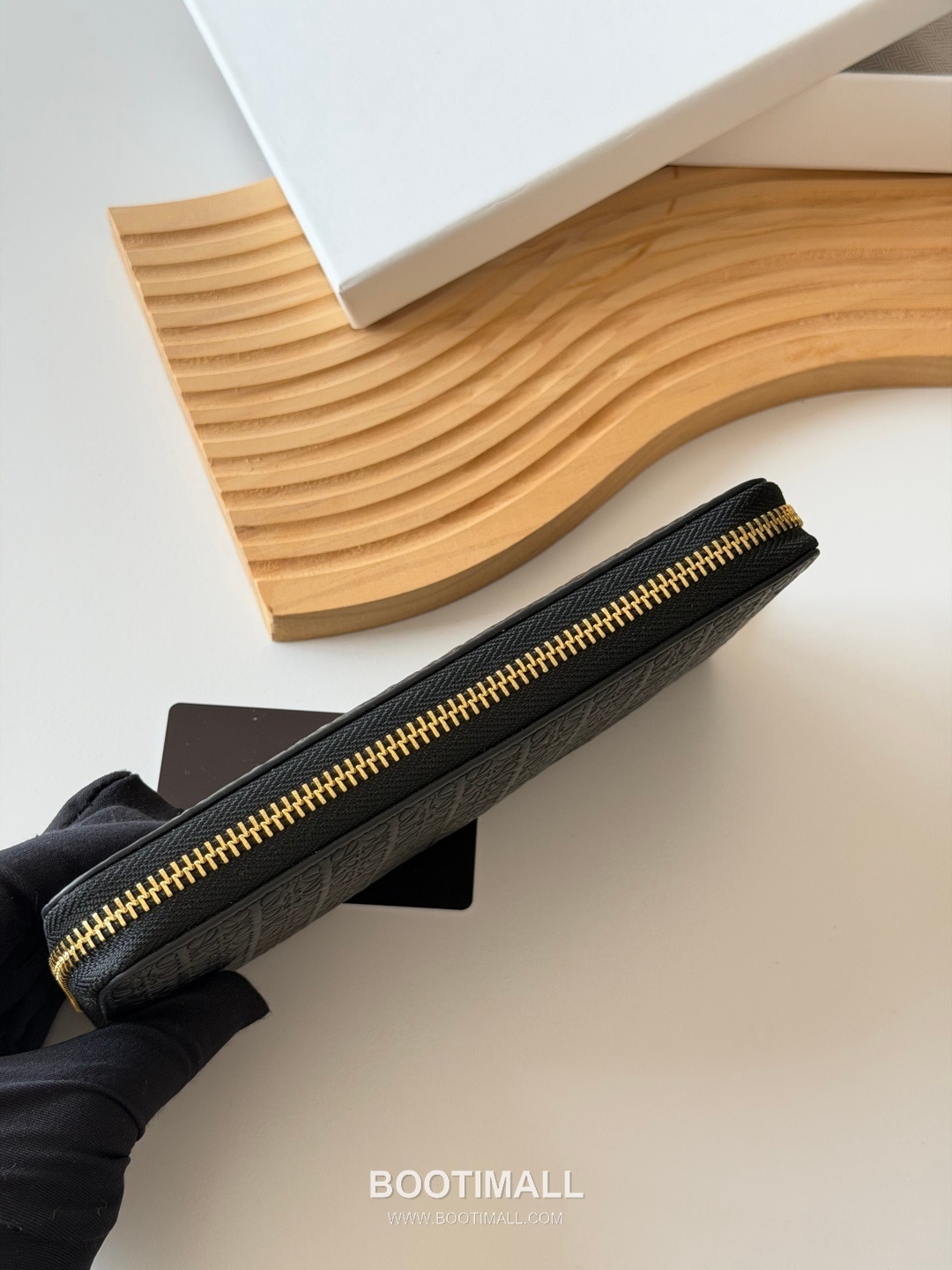 Loewe Zip Long Embossed Calfskin Wallet with Dual Compartment Coin Pocket Detail 로에베 엠보스드 카프스킨 듀얼 컴파트먼트 지퍼 장지갑 L1136 19cm 3