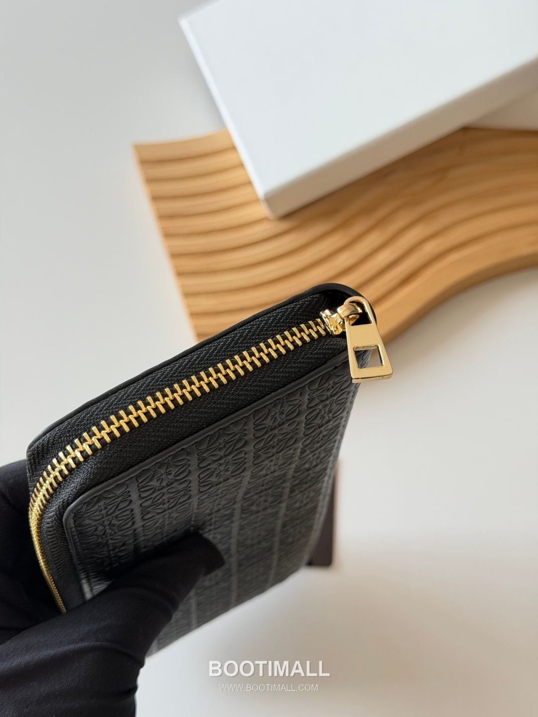 Loewe Zip Long Embossed Calfskin Wallet with Dual Compartment Coin Pocket Detail 로에베 엠보스드 카프스킨 듀얼 컴파트먼트 지퍼 장지갑 L1136 19cm 4