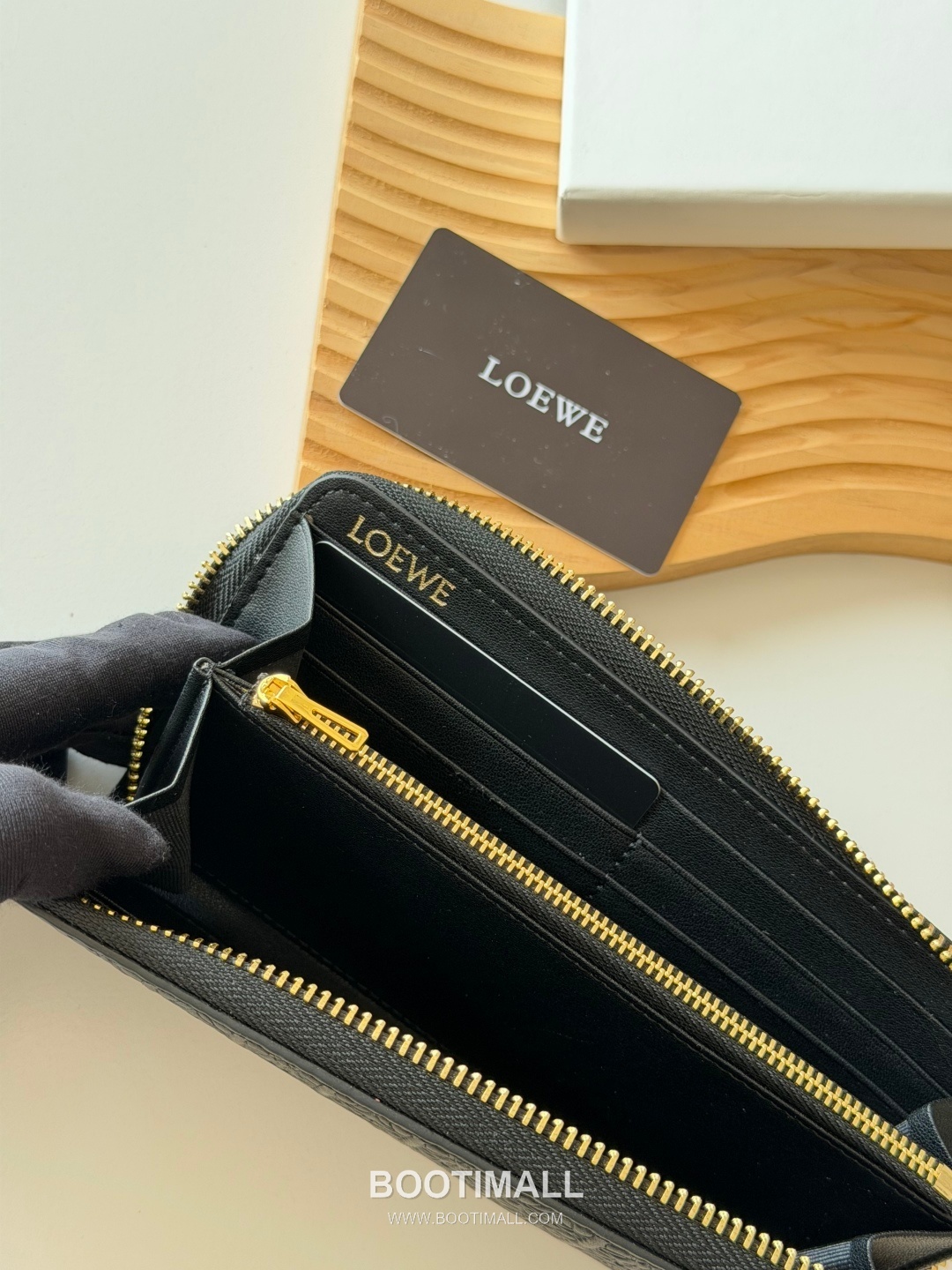 Loewe Zip Long Embossed Calfskin Wallet with Dual Compartment Coin Pocket Detail 로에베 엠보스드 카프스킨 듀얼 컴파트먼트 지퍼 장지갑 L1136 19cm 6