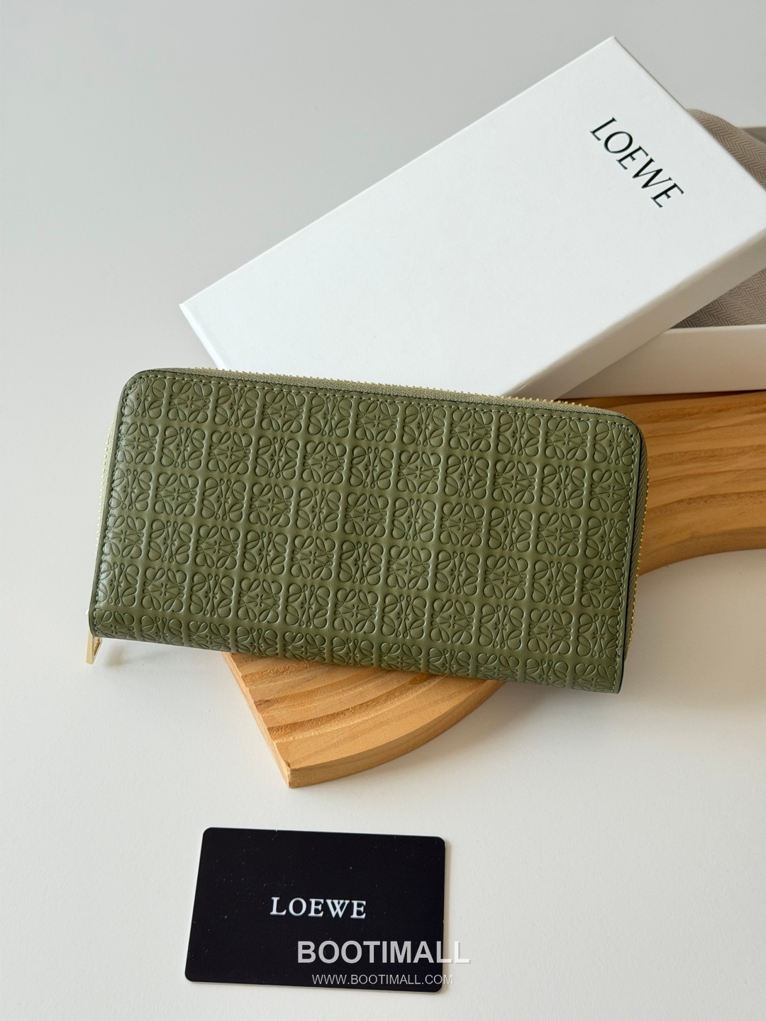 Loewe Zip Long Embossed Calfskin Wallet with Dual Compartment Coin Pocket Detail 로에베 엠보스드 카프스킨 듀얼 컴파트먼트 지퍼 장지갑 L1136 19cm 1