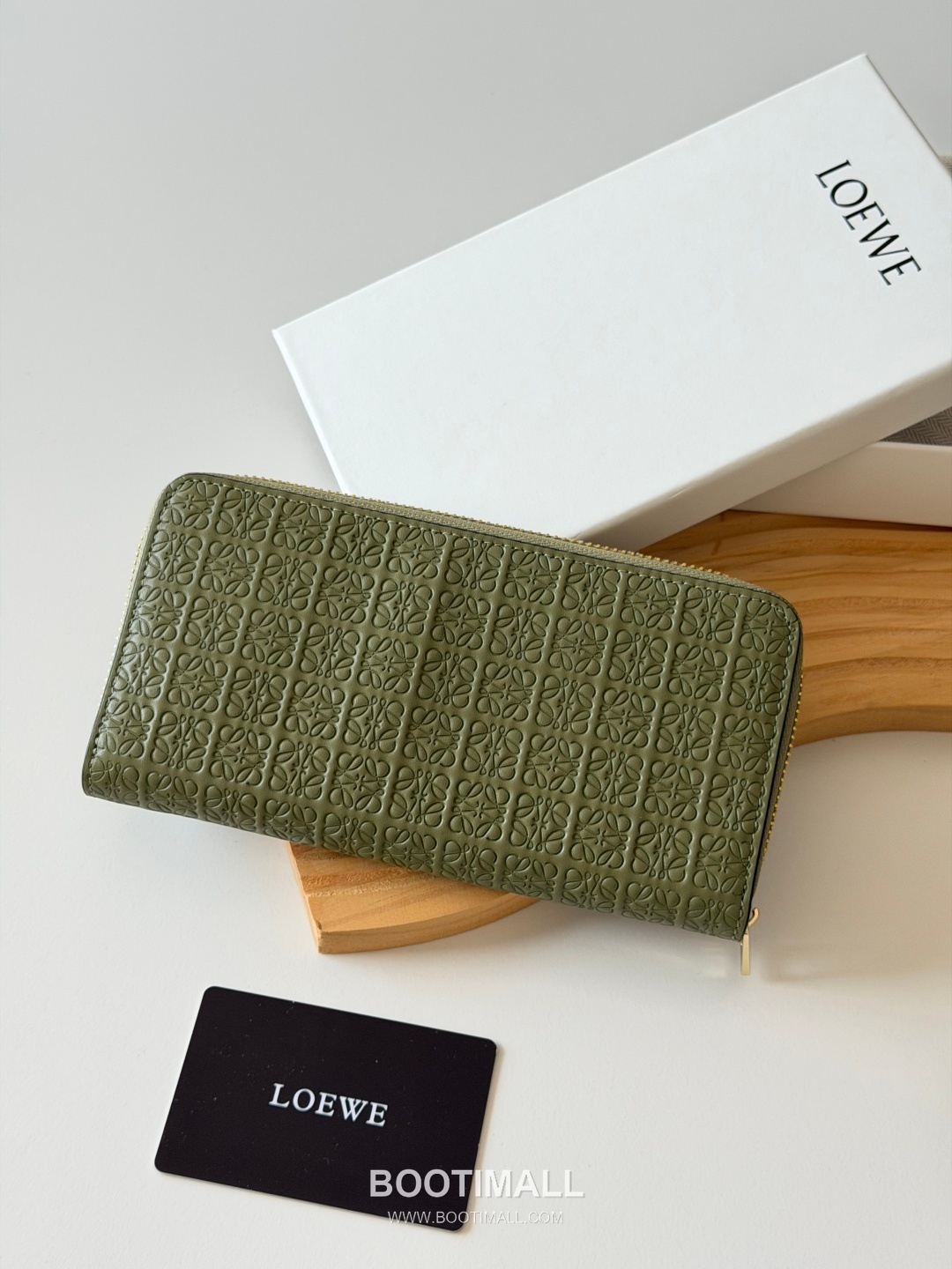 Loewe Zip Long Embossed Calfskin Wallet with Dual Compartment Coin Pocket Detail 로에베 엠보스드 카프스킨 듀얼 컴파트먼트 지퍼 장지갑 L1136 19cm 2