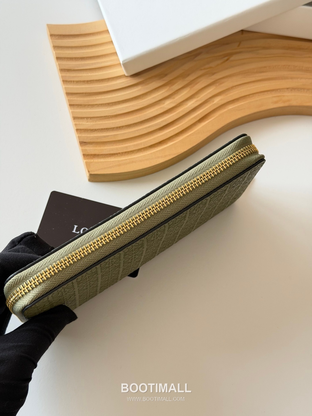 Loewe Zip Long Embossed Calfskin Wallet with Dual Compartment Coin Pocket Detail 로에베 엠보스드 카프스킨 듀얼 컴파트먼트 지퍼 장지갑 L1136 19cm 3