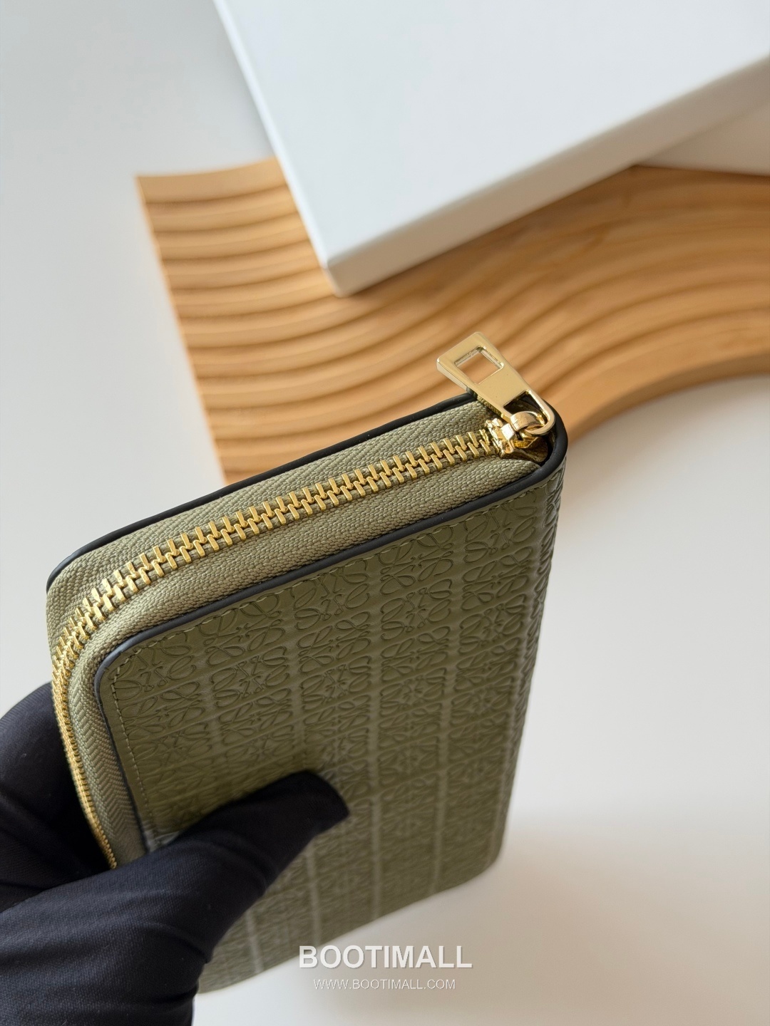 Loewe Zip Long Embossed Calfskin Wallet with Dual Compartment Coin Pocket Detail 로에베 엠보스드 카프스킨 듀얼 컴파트먼트 지퍼 장지갑 L1136 19cm 4