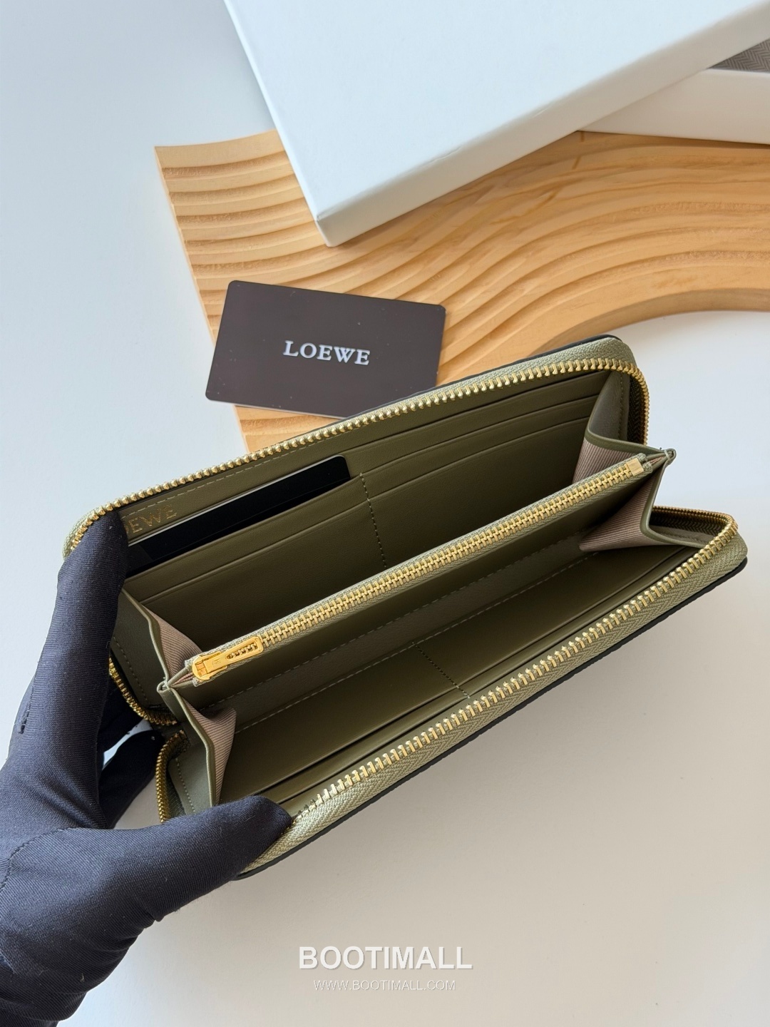 Loewe Zip Long Embossed Calfskin Wallet with Dual Compartment Coin Pocket Detail 로에베 엠보스드 카프스킨 듀얼 컴파트먼트 지퍼 장지갑 L1136 19cm 5