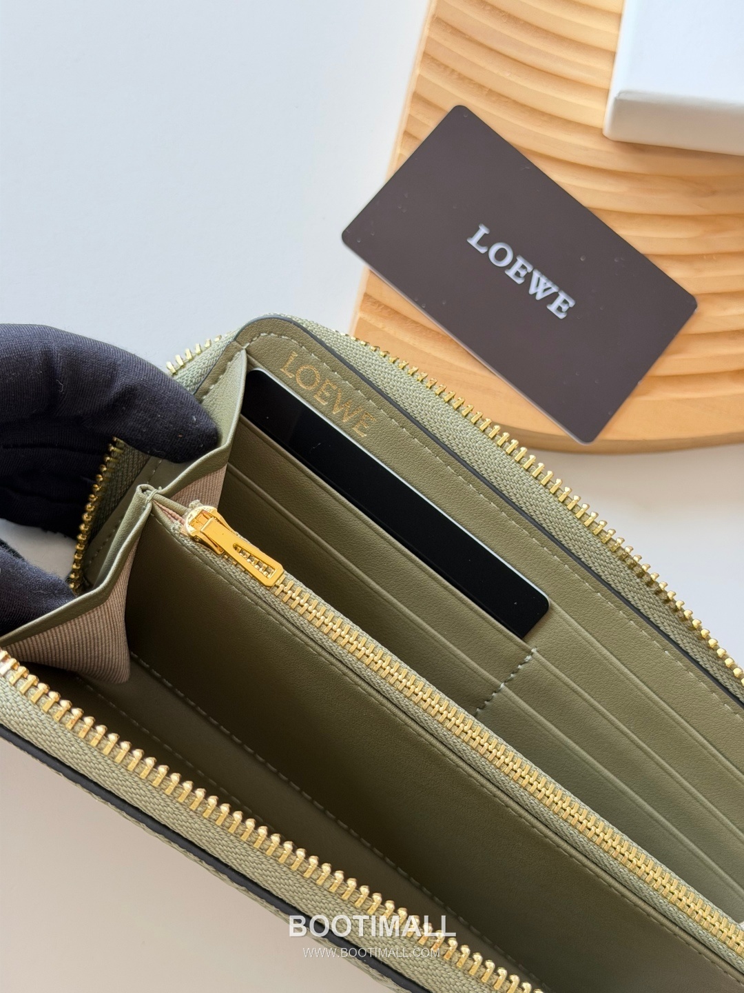 Loewe Zip Long Embossed Calfskin Wallet with Dual Compartment Coin Pocket Detail 로에베 엠보스드 카프스킨 듀얼 컴파트먼트 지퍼 장지갑 L1136 19cm 6