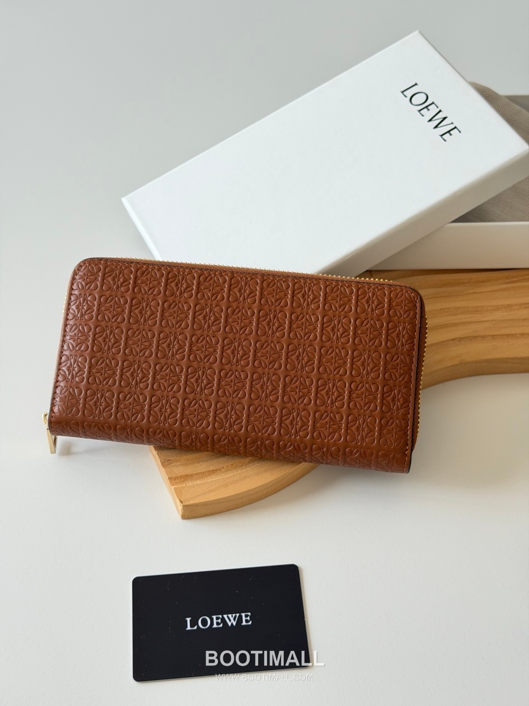 Loewe Zip Long Embossed Calfskin Wallet with Dual Compartment Coin Pocket Detail 로에베 엠보스드 카프스킨 듀얼 컴파트먼트 지퍼 장지갑 L1136 19cm 1