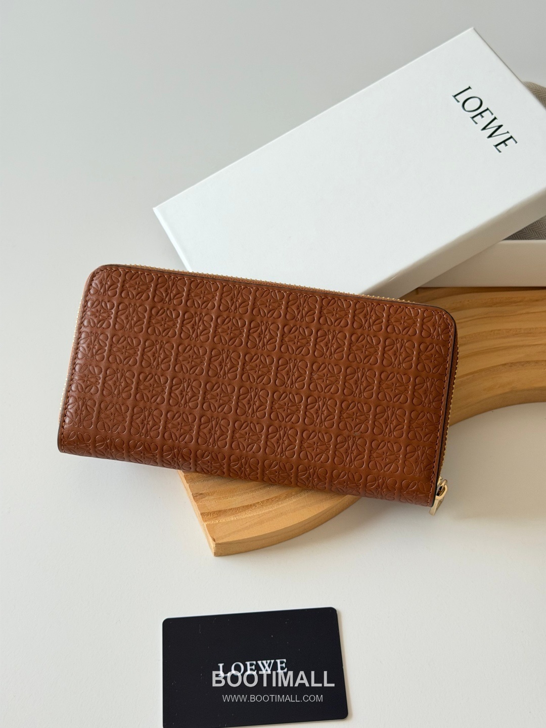 Loewe Zip Long Embossed Calfskin Wallet with Dual Compartment Coin Pocket Detail 로에베 엠보스드 카프스킨 듀얼 컴파트먼트 지퍼 장지갑 L1136 19cm 2