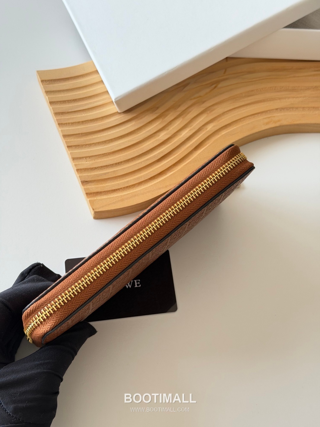 Loewe Zip Long Embossed Calfskin Wallet with Dual Compartment Coin Pocket Detail 로에베 엠보스드 카프스킨 듀얼 컴파트먼트 지퍼 장지갑 L1136 19cm 3