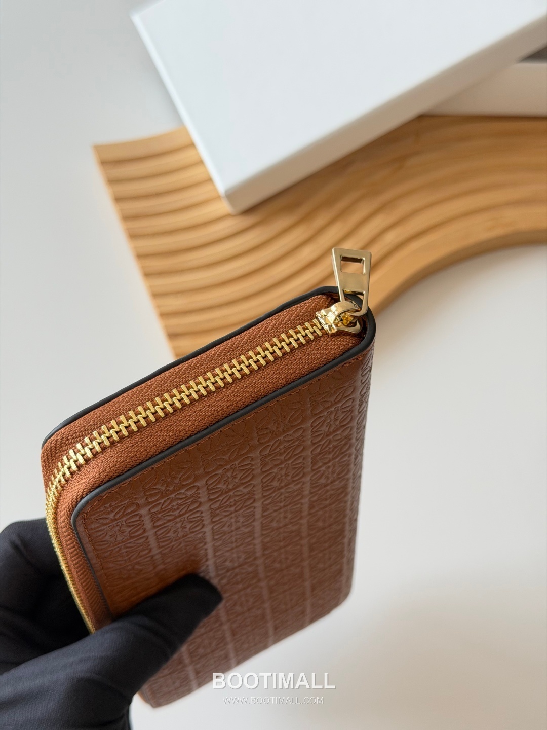 Loewe Zip Long Embossed Calfskin Wallet with Dual Compartment Coin Pocket Detail 로에베 엠보스드 카프스킨 듀얼 컴파트먼트 지퍼 장지갑 L1136 19cm 4