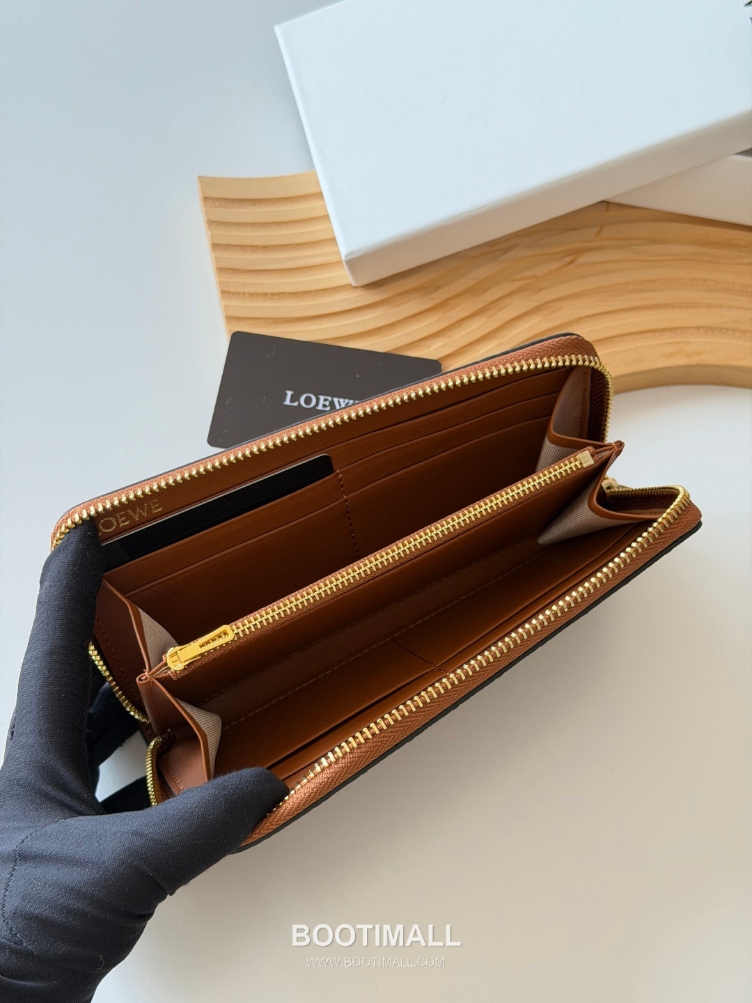Loewe Zip Long Embossed Calfskin Wallet with Dual Compartment Coin Pocket Detail 로에베 엠보스드 카프스킨 듀얼 컴파트먼트 지퍼 장지갑 L1136 19cm 5